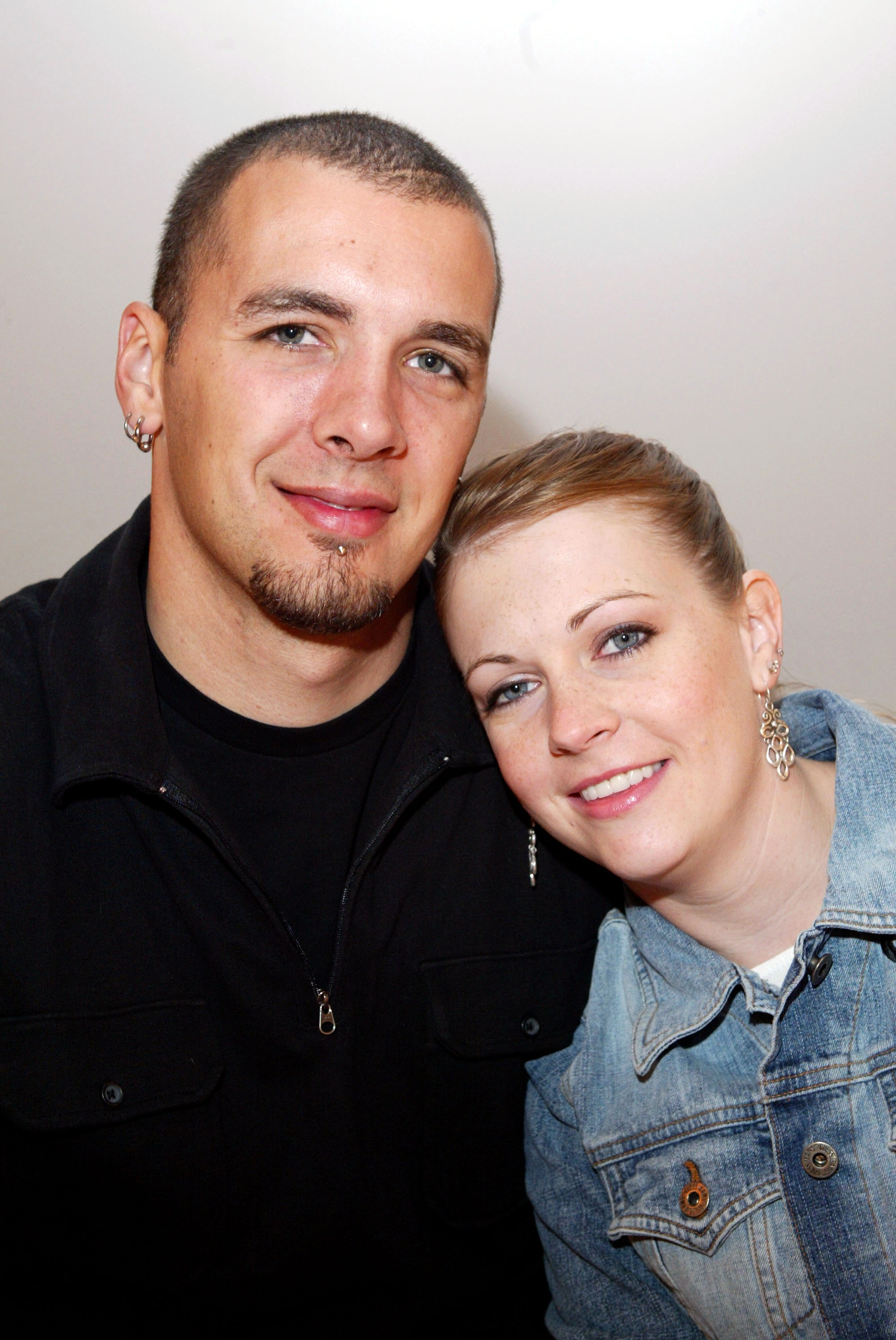 Mark Wilkerson y Melissa Joan Hart en el desfile de moda de Delphine en Los Ángeles, California, el 31 de octubre de 2003. | Fuente: Getty Images