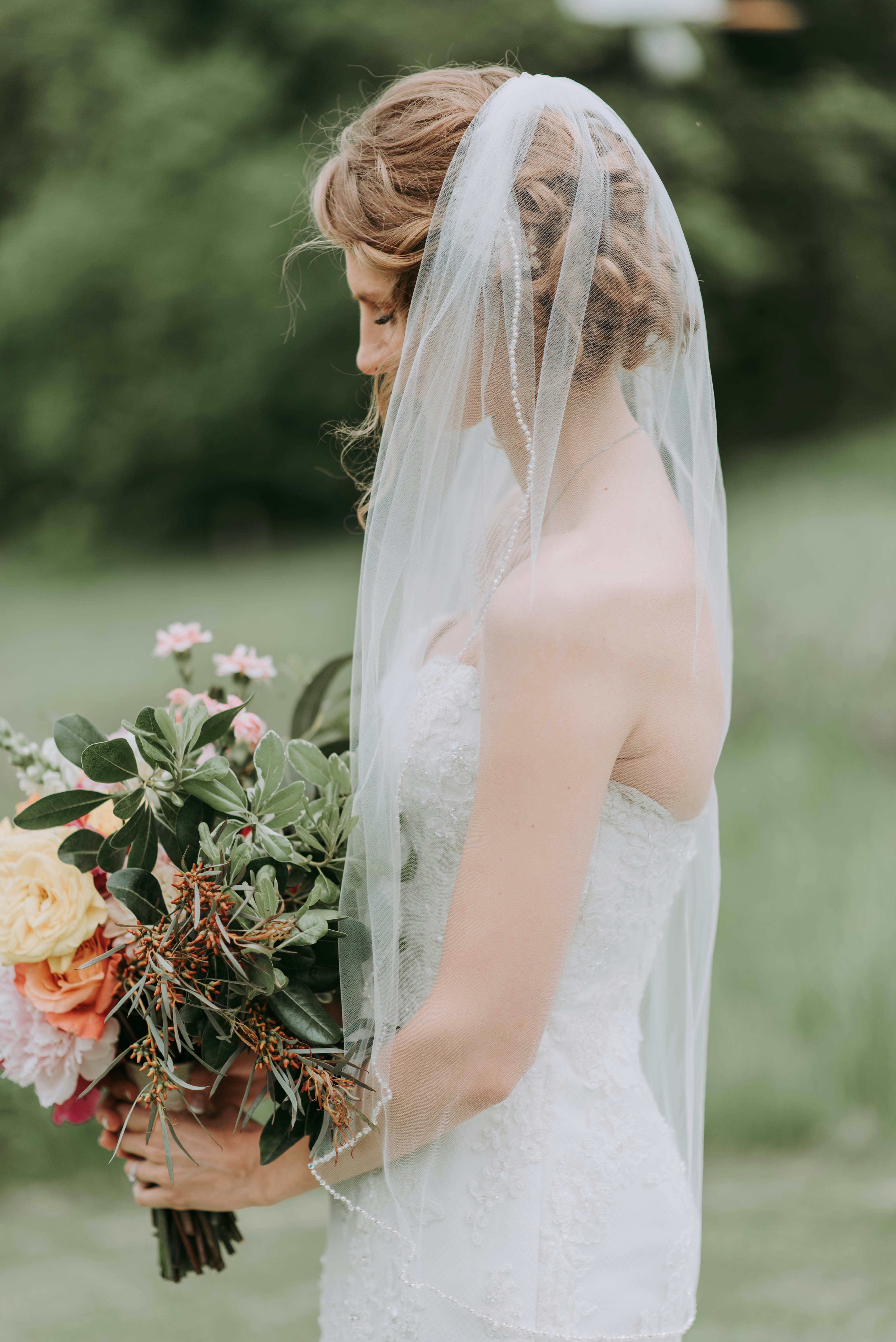Una novia triste sosteniendo un ramo de flores | Foto: Unsplash