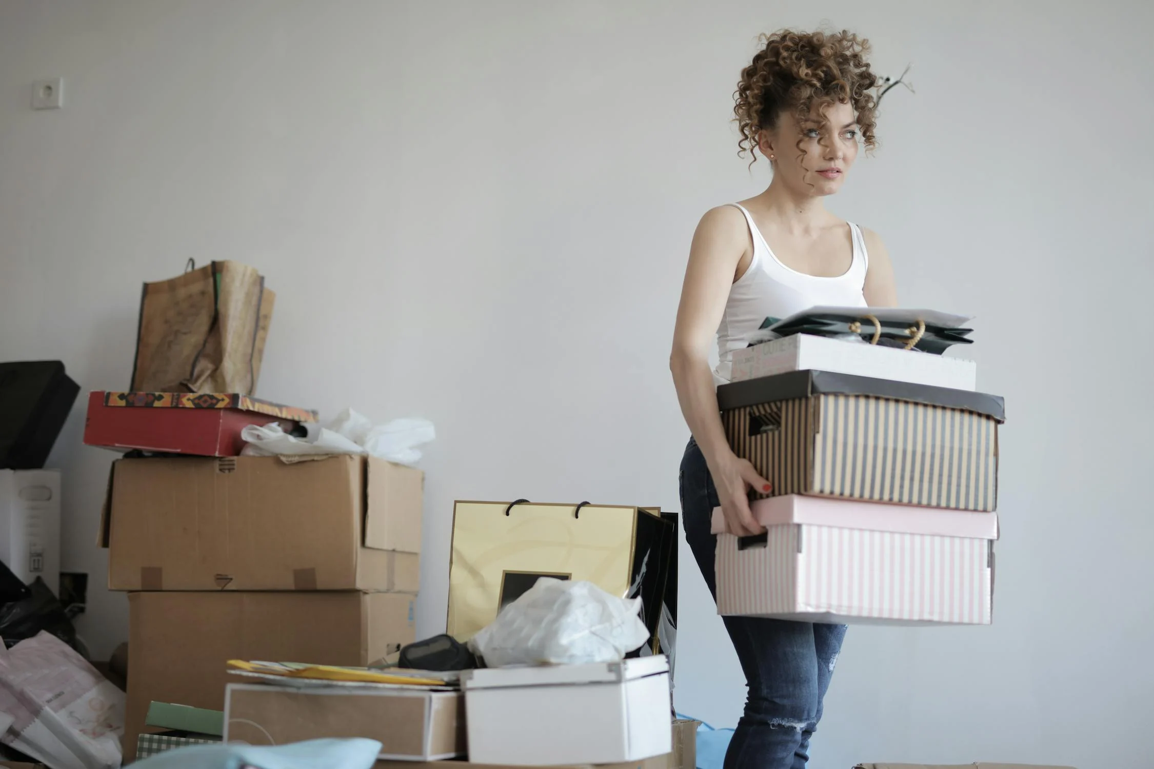 Una mujer empaquetando cajas ⏐ Fuente: Pexels