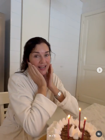 Andrea Frigerio celebrando su cumpleaños desde su cocina junto a su familia | Fuente: Instagram/ andreafrigeriook