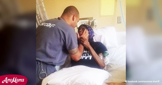 Emotiva foto de amables oficiales que escoltaron a un preso para despedirse de su madre moribunda