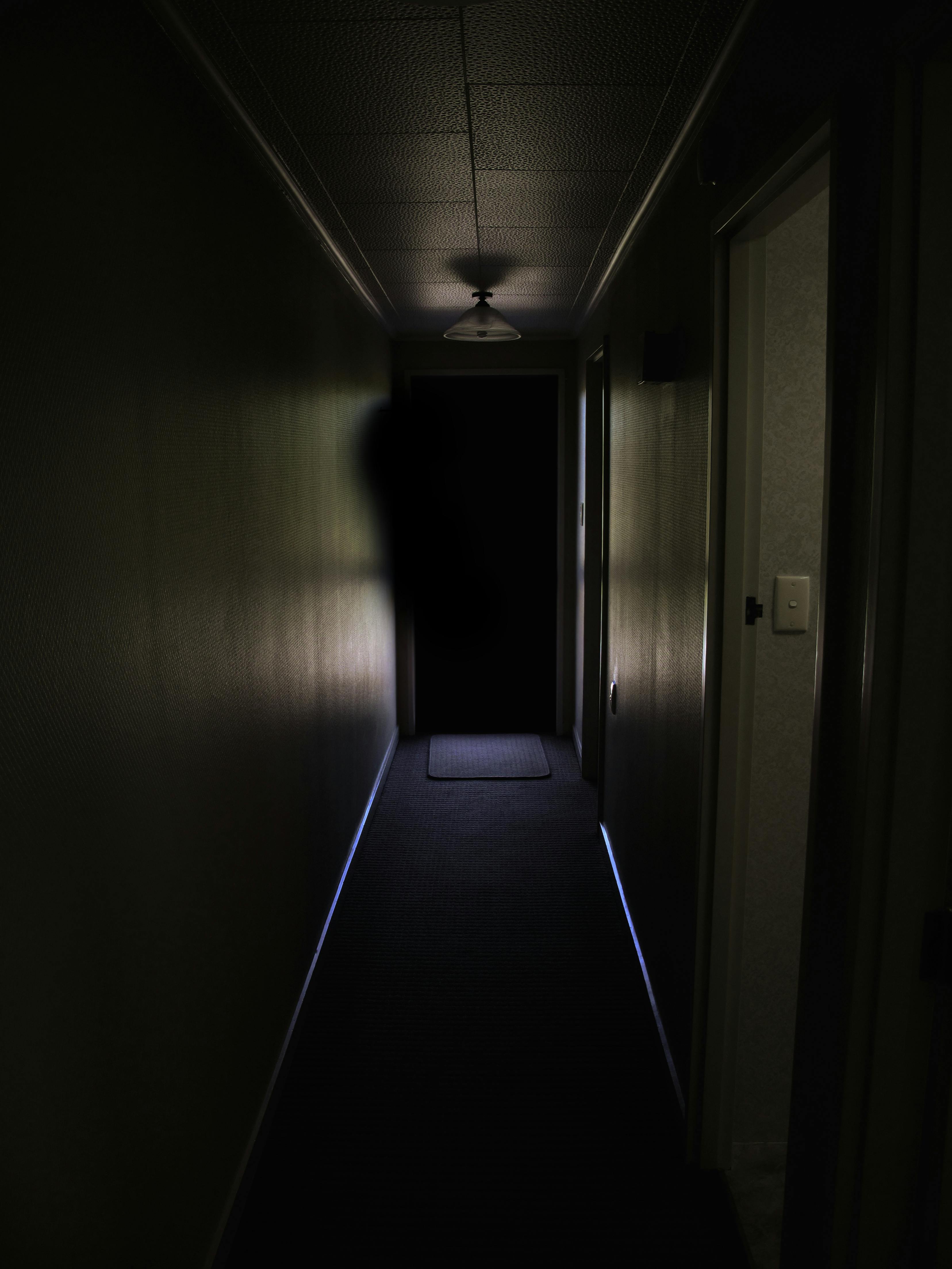 Un pasillo oscuro por la noche | Fuente: Pexels