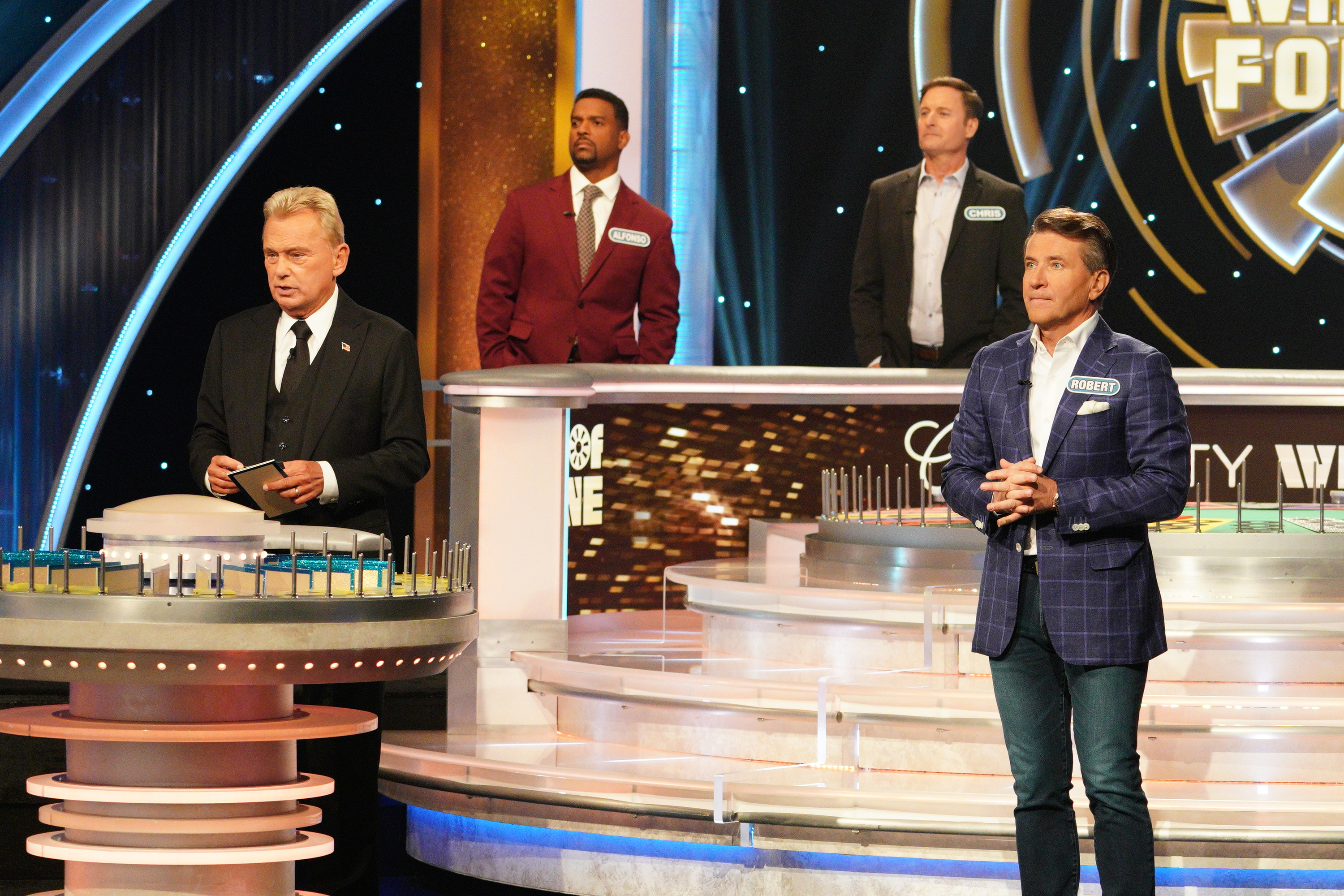 El presentador de televisión con Robert Herjavec, Chris Harrison y Alfonso Ribeiro, en el icónico programa de juegos "Wheel of Fortune" en diciembre de 2020 | Fuente: Getty Images