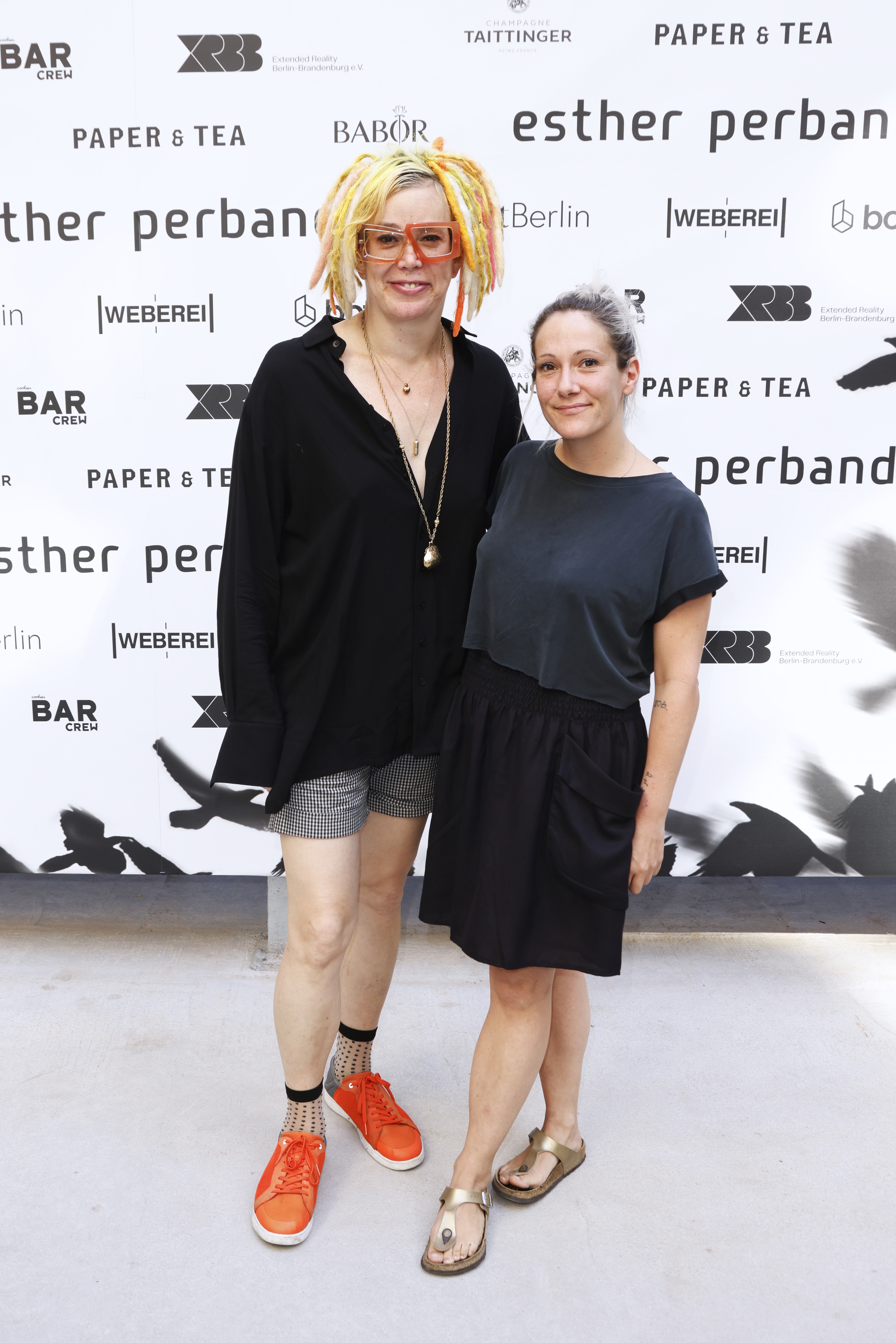 Lana Wachowski e invitada durante la Semana de la Moda de Berlín SS24 en KaDeWe el 12 de julio de 2023 en Berlín, Alemania. | Fuente: Getty Images