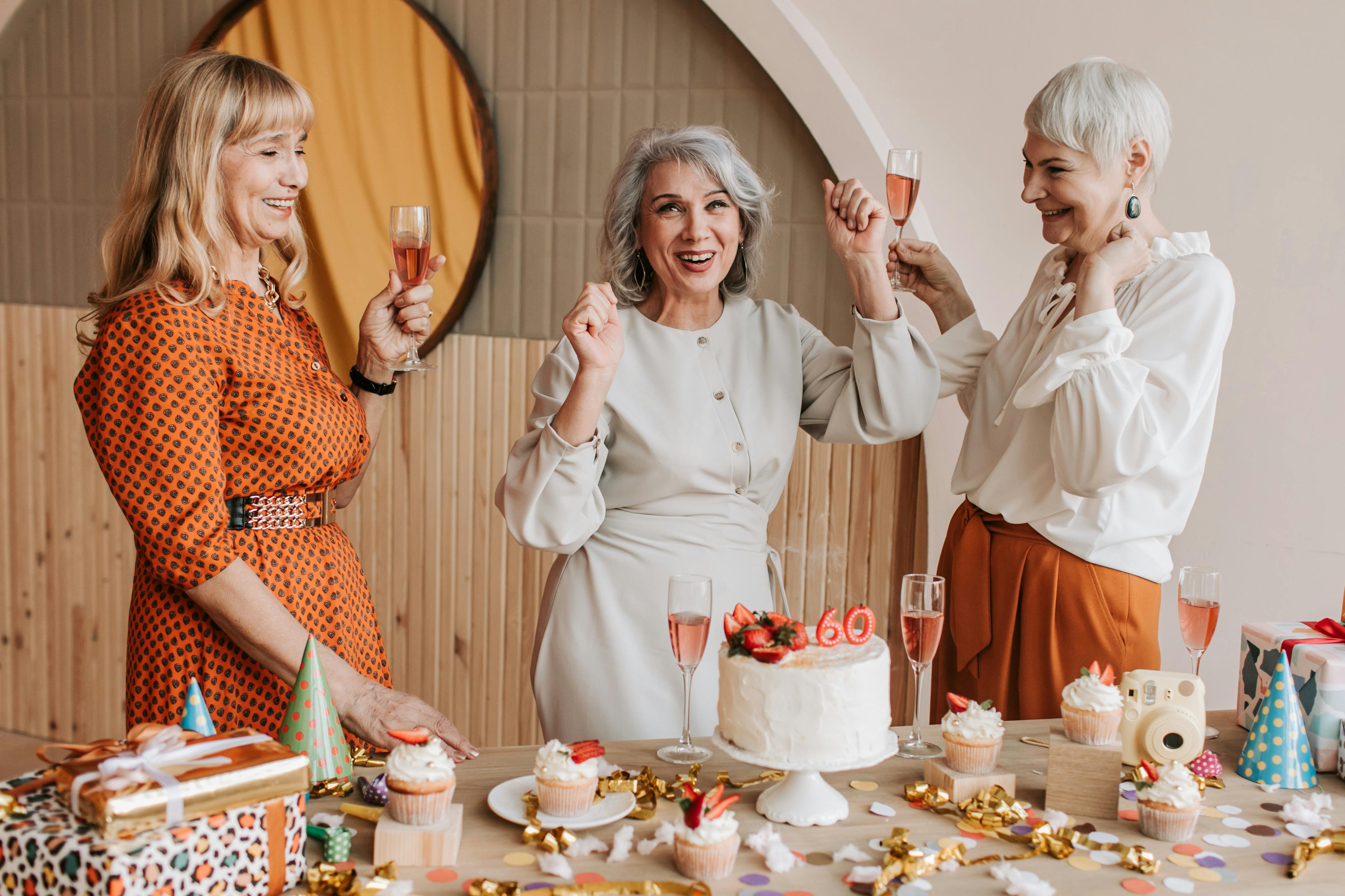 Tres mujeres celebrando un cumpleaños | Fuente: Pexels