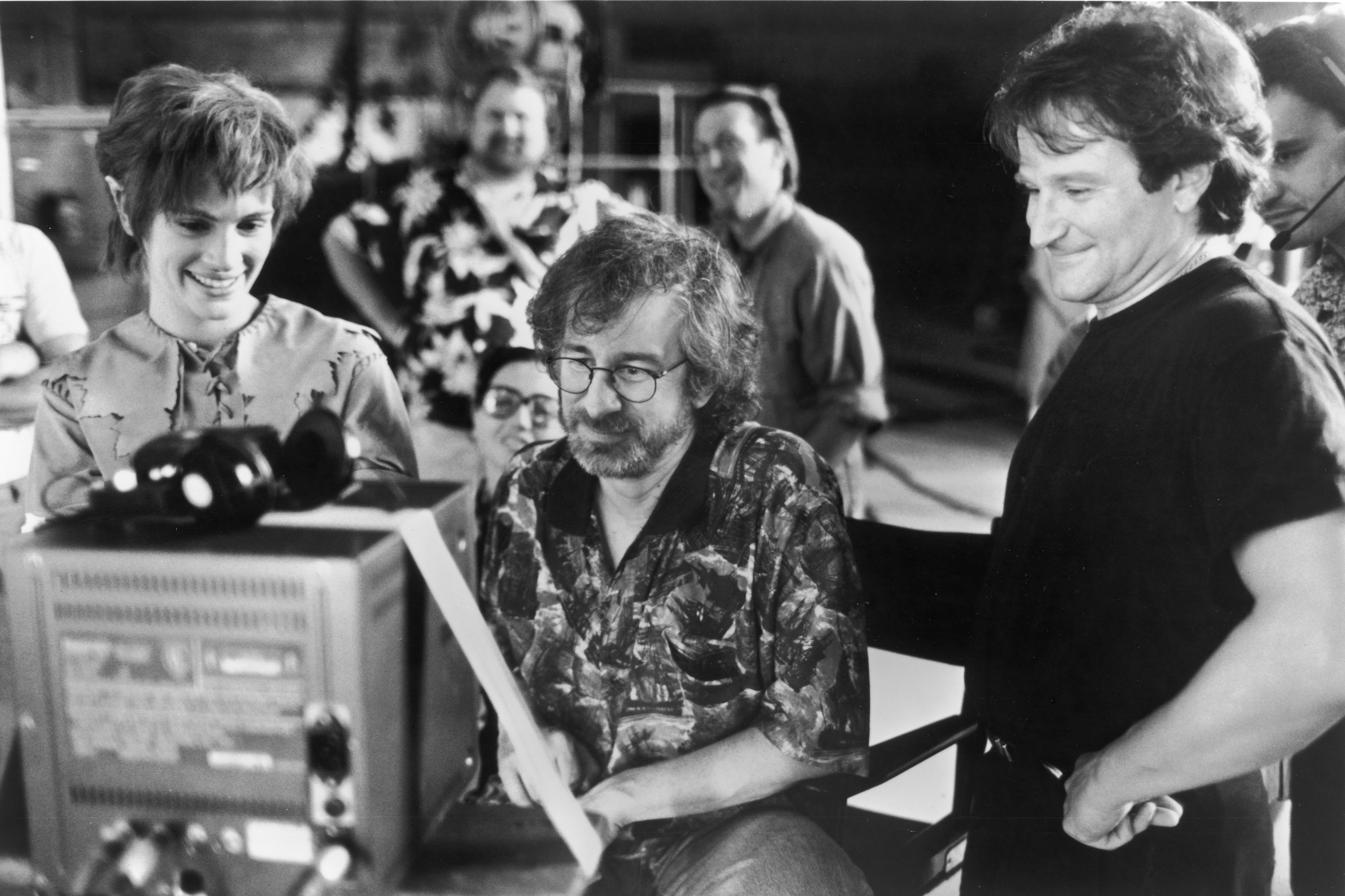 Julia Roberts, Steven Spielberg y Robin Williams en el plató de "Hook", hacia 1991. | Fuente: Getty Images