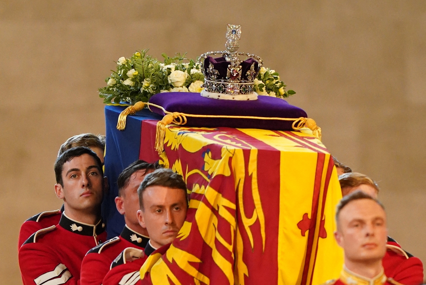 Portadores del féretro de la Compañía de la Reina en el funeral de la reina Elizabeth II en el Palacio de Westminster de Londres el 14 de septiembre de 2022 | Foto: Getty Images