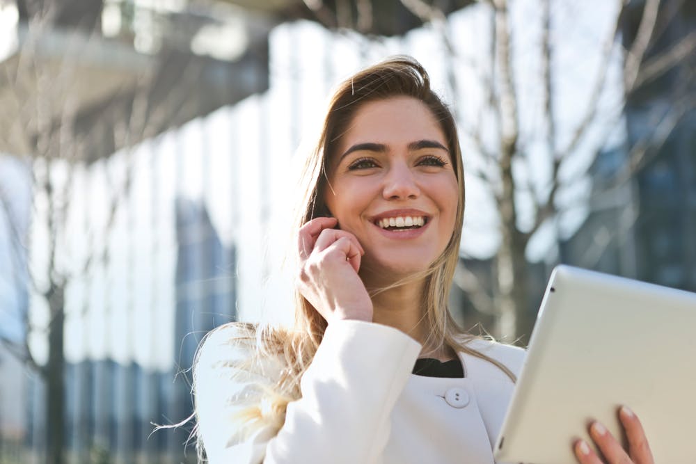 Mujer ejecutiva hablando por teléfono. │Fotos: Pexels