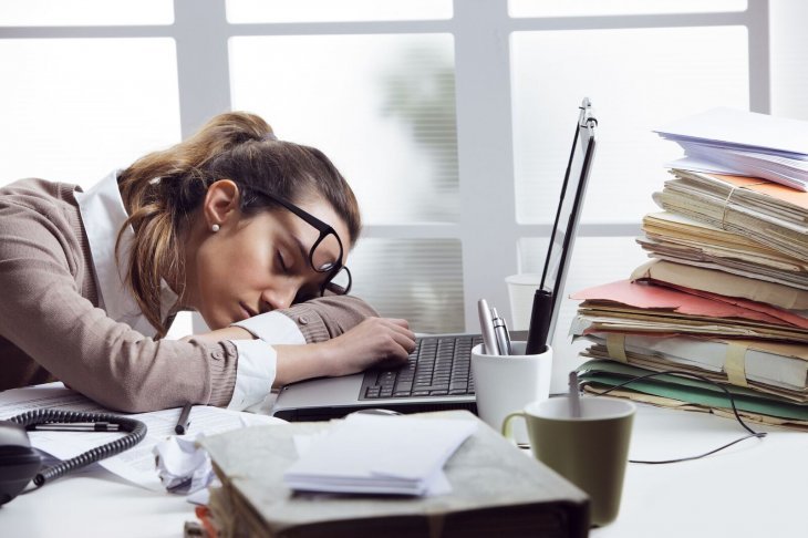 Mujer dormida en el trabajo| Foto: Shutterstock