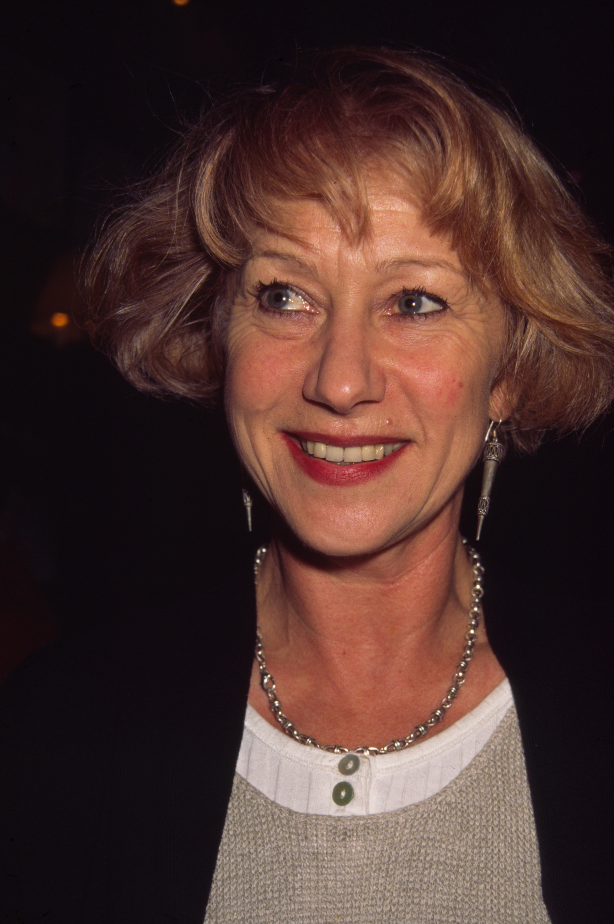 Helen Mirren lució un corte bob rubio corto, con capas suaves y flequillo, en los Premios de la Junta Nacional de Crítica de Cine, celebrados en Nueva York el 24 de febrero de 1992. La foto muestra su tono de pelo más claro, años antes de que su corte bob blanco plateado se convirtiera en un elemento habitual de sus apariciones públicas. | Fuente: Getty Images