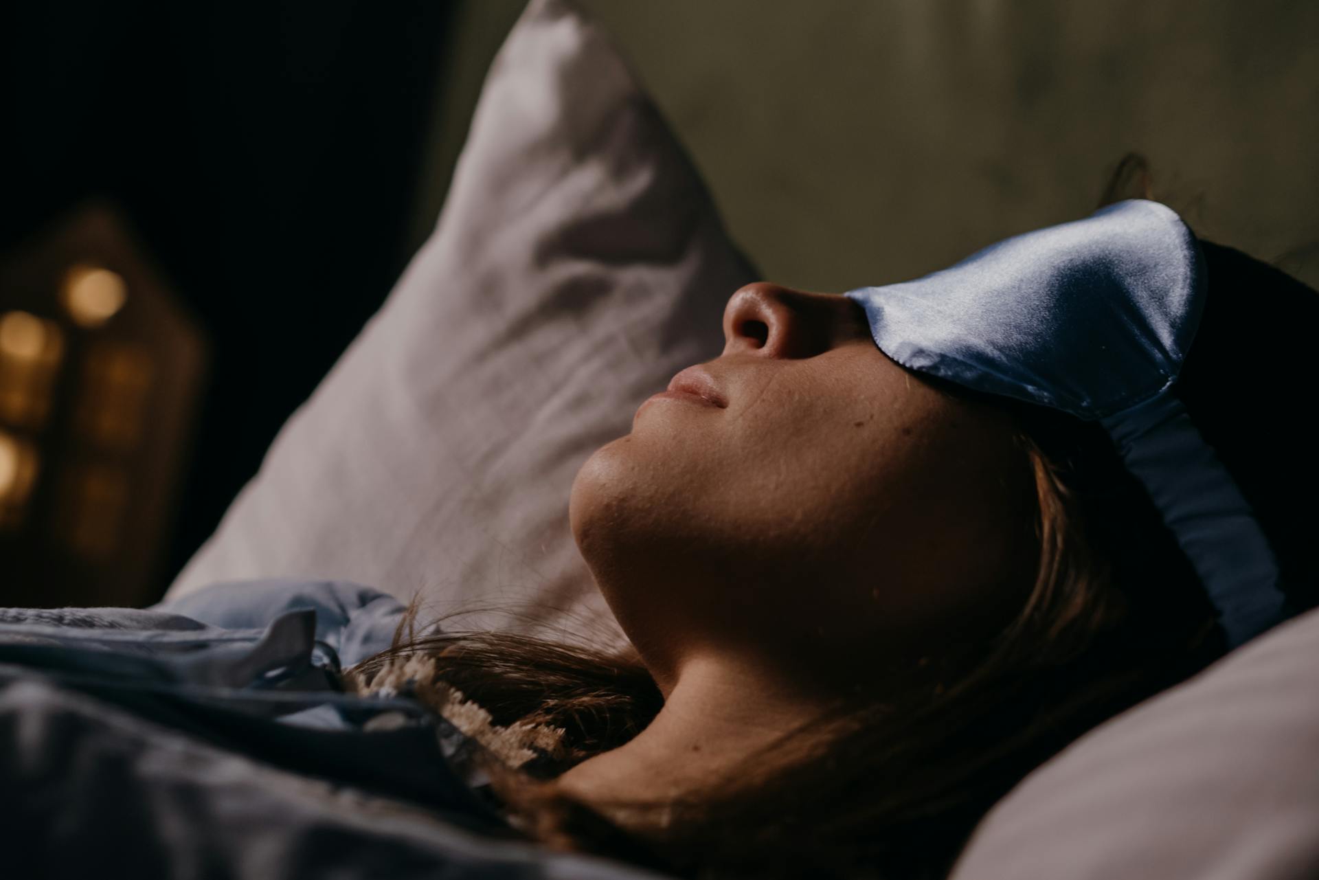 Una mujer durmiendo en la cama | Fuente: Pexels