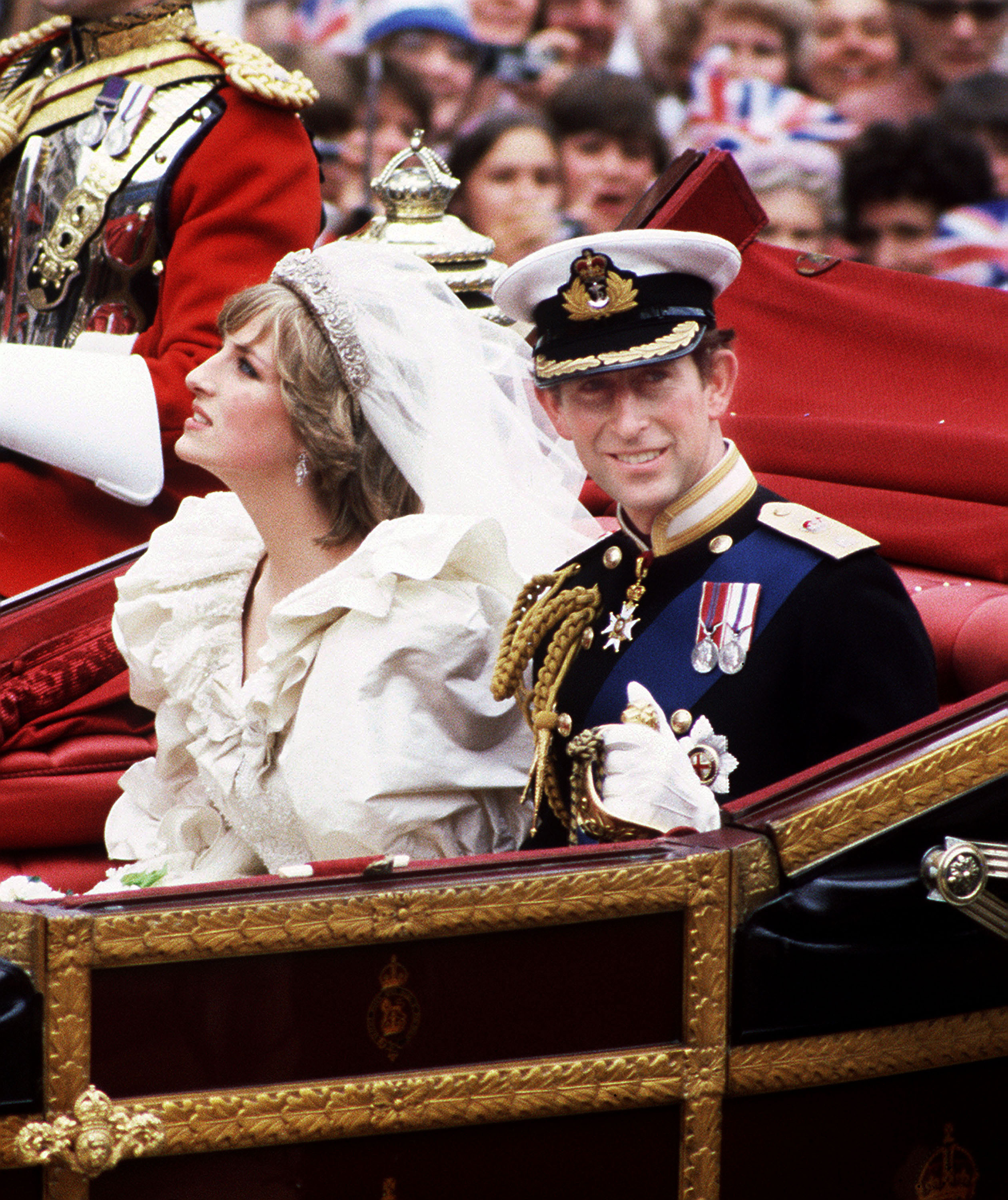 El príncipe y la princesa de Gales regresan al Palacio de Buckingham en carruaje el 29 de julio de 1981, en Londres, Inglaterra. | Fuente: Getty Images