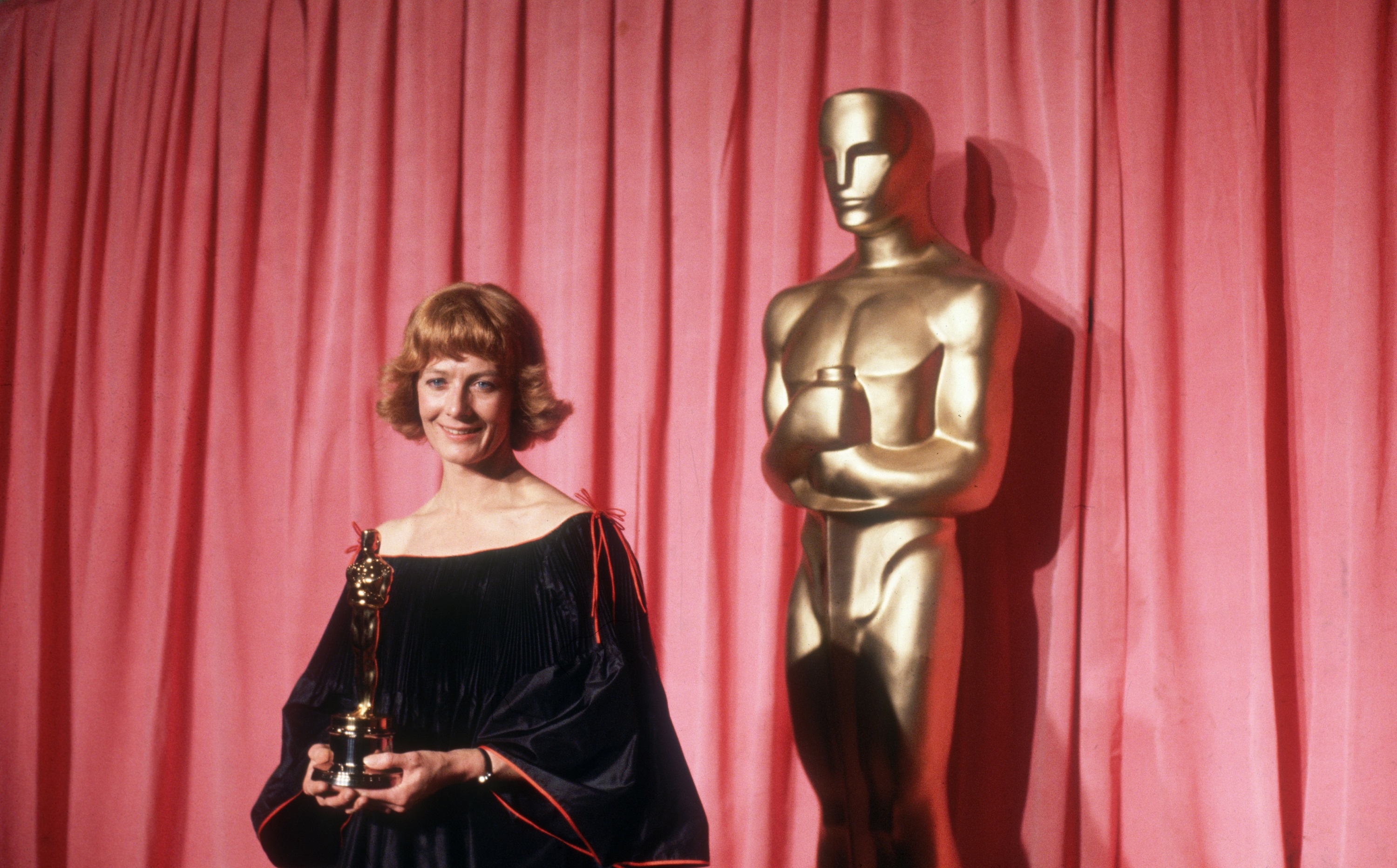 La actriz, sosteniendo su trofeo por su papel en "Julia", durante los Premios de la Academia en Los Ángeles, California, el 3 de abril de 1978 | Fuente: Getty Images