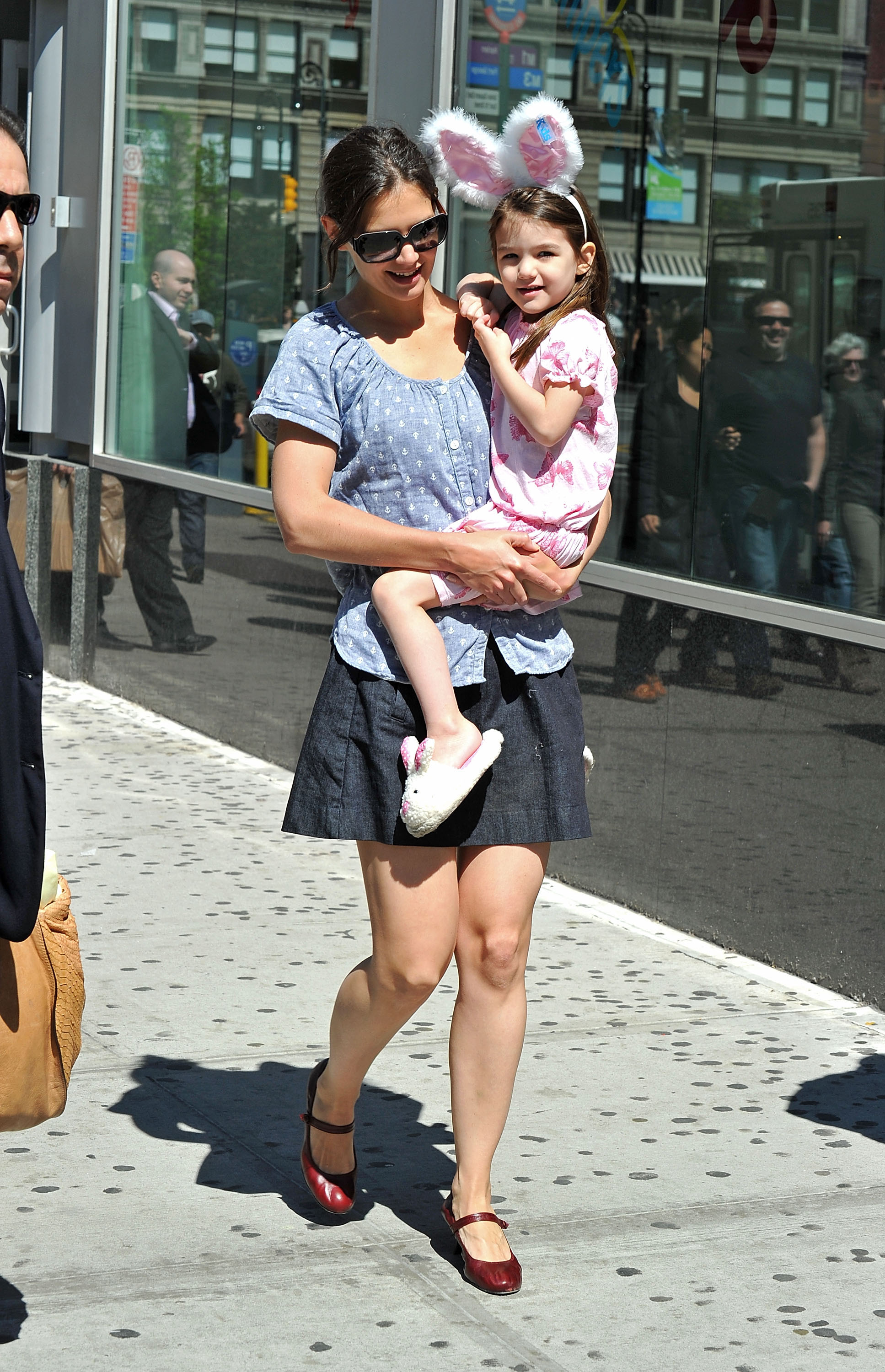 Katie Holmes y Suri Cruise paseando por Union Square en Nueva York, el 10 de abril de 2010 | Foto: Getty Images