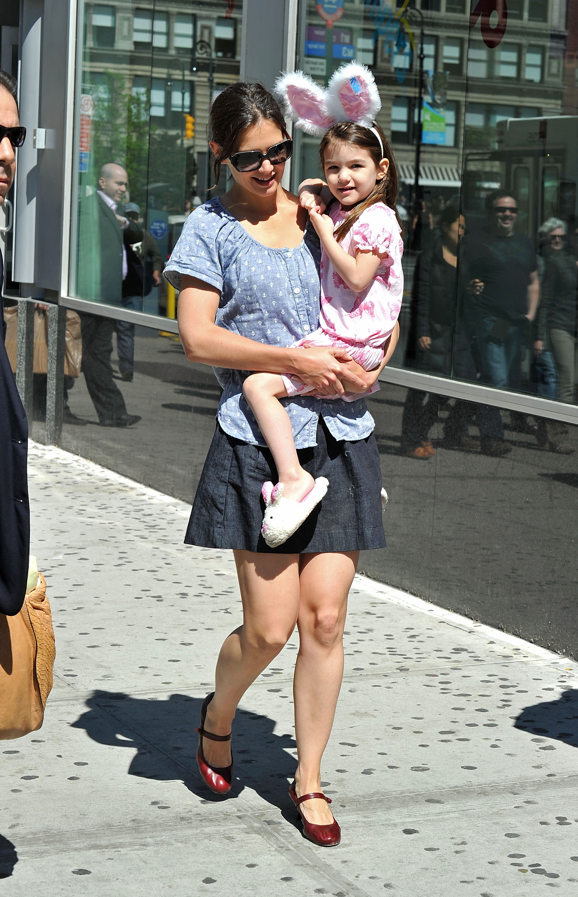 Katie Holmes y Suri Cruise vistas paseando por Union Square en Nueva York, el 10 de abril de 2010 | Foto: Getty Images