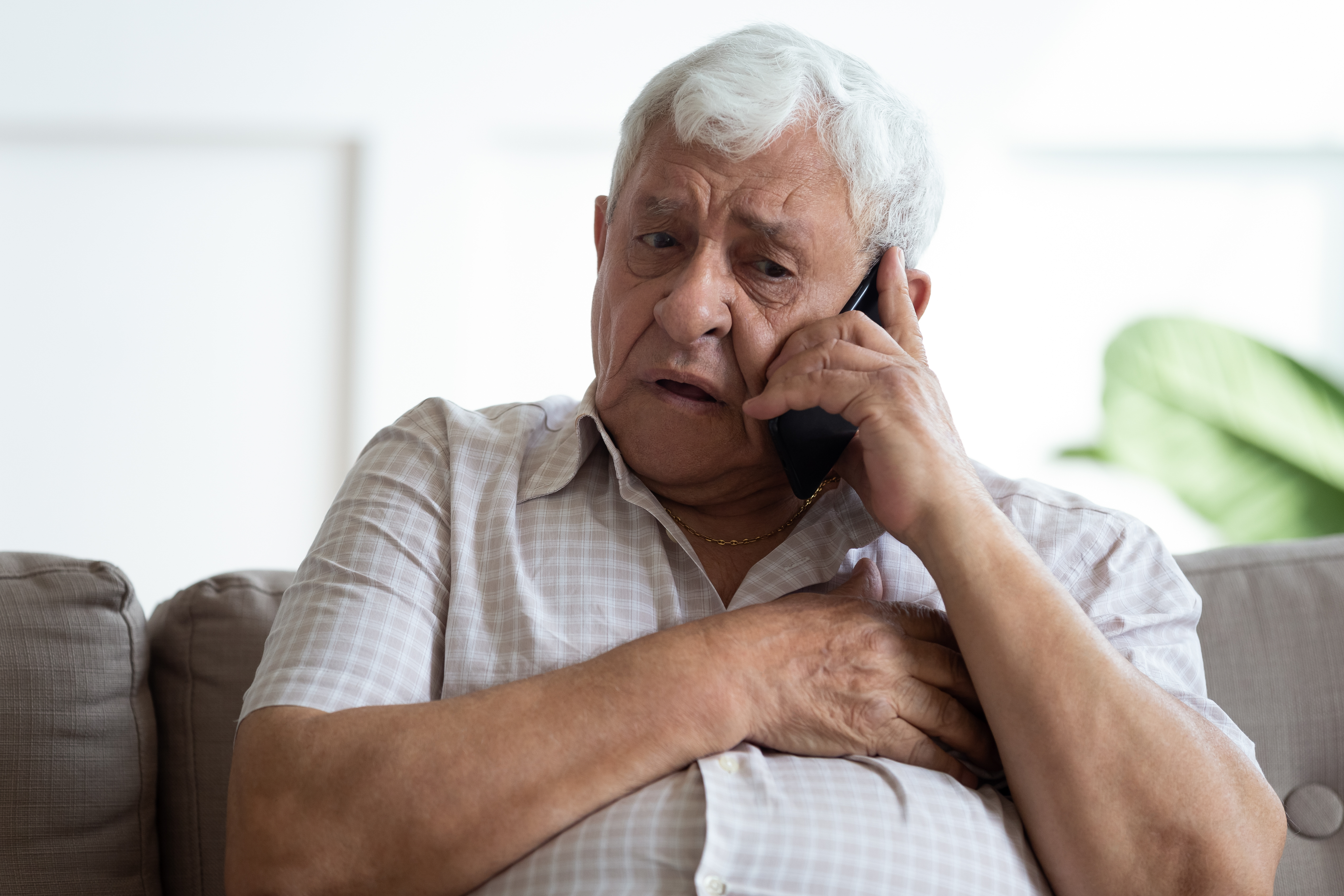 Un hombre mayor hablando por teléfono | Fuente: Shutterstock