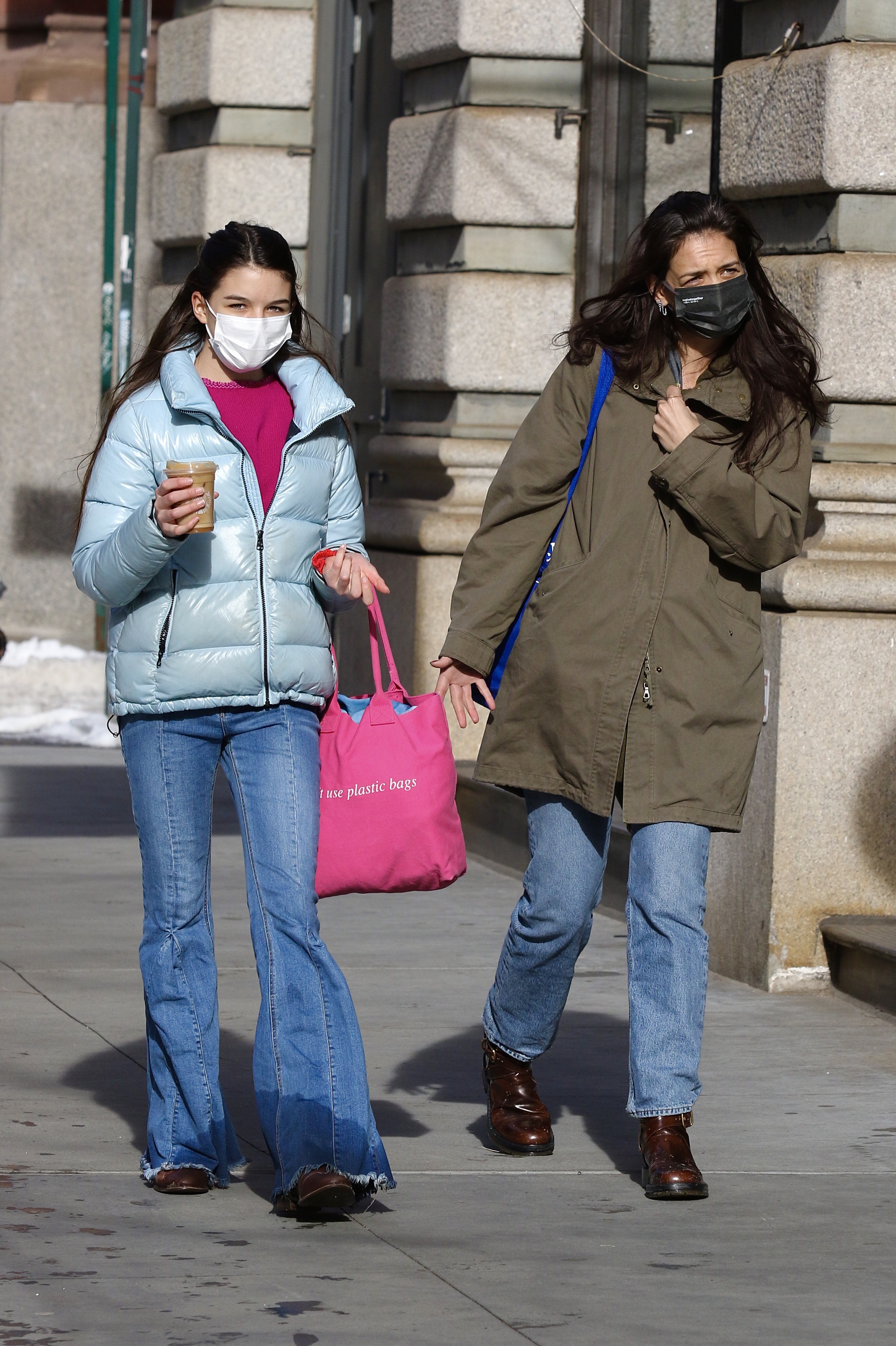 Suri Cruise y Katie Holmes vistas en Nueva York el 6 de febrero de 2021 | Fuente: Getty Images