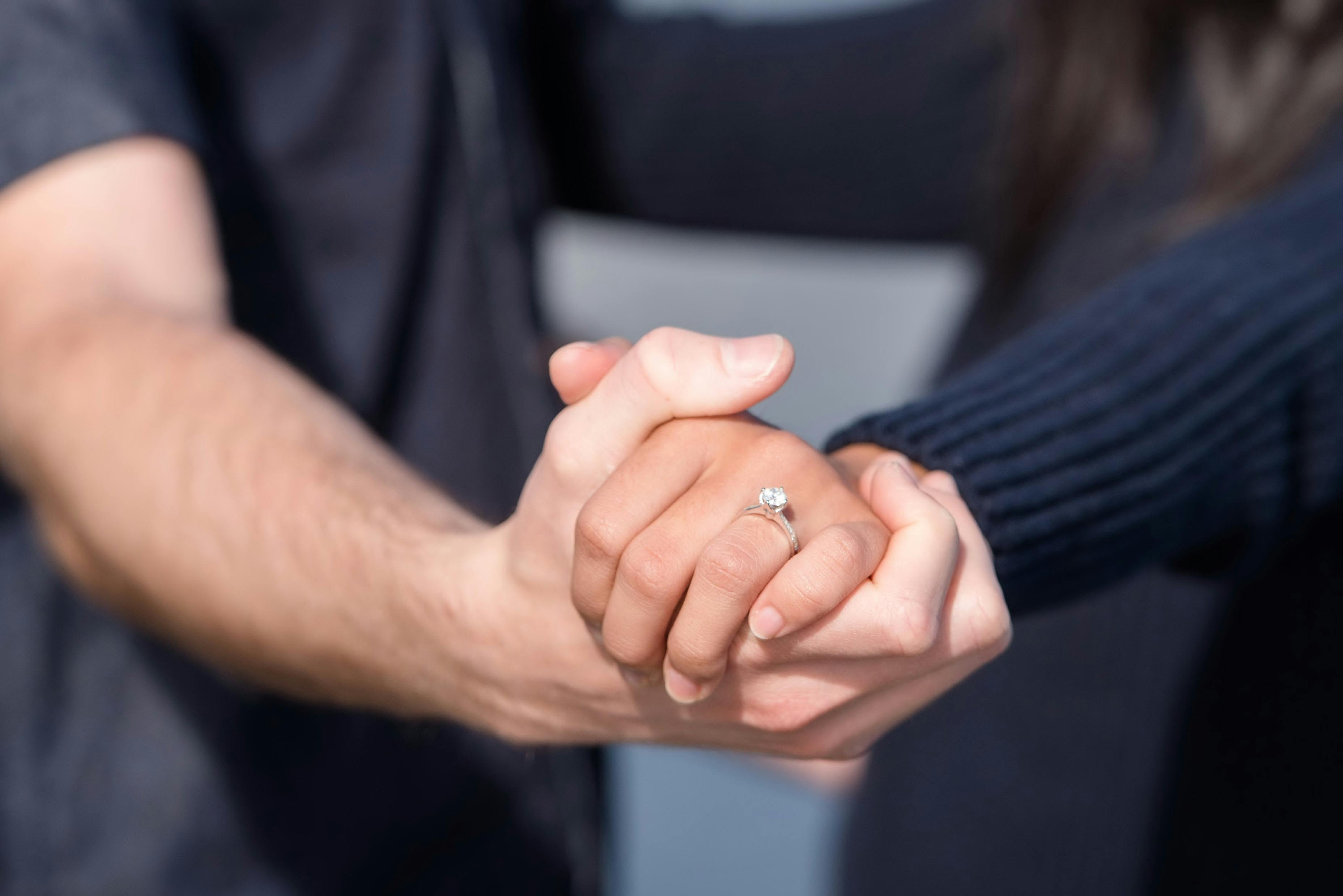 Una pareja cogida de la mano | Fuente: Pexels