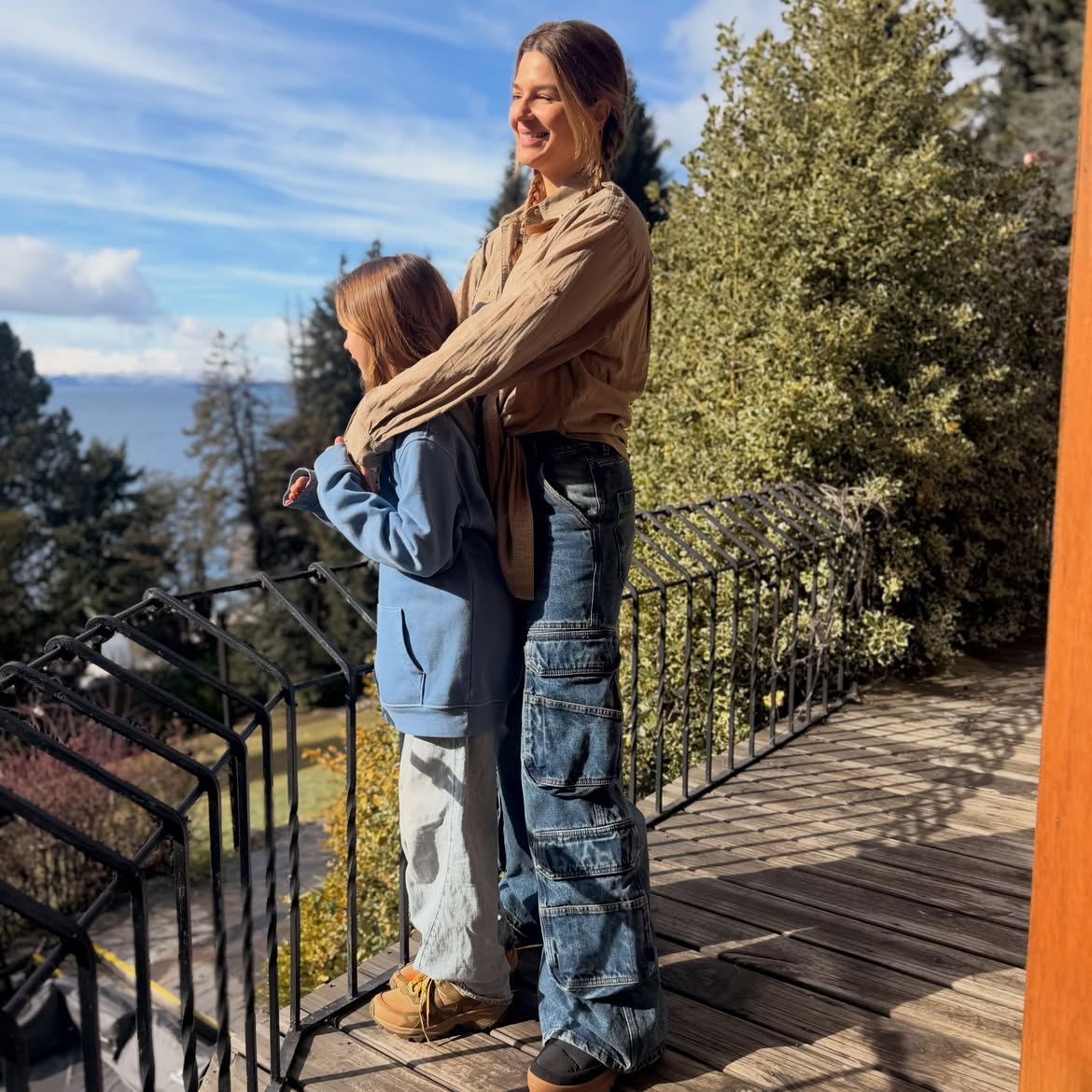 Marcela Kloosterboe junto a su hija Juana, durante sus vacaciones de ski | Fuente: Instagram/m.klooster