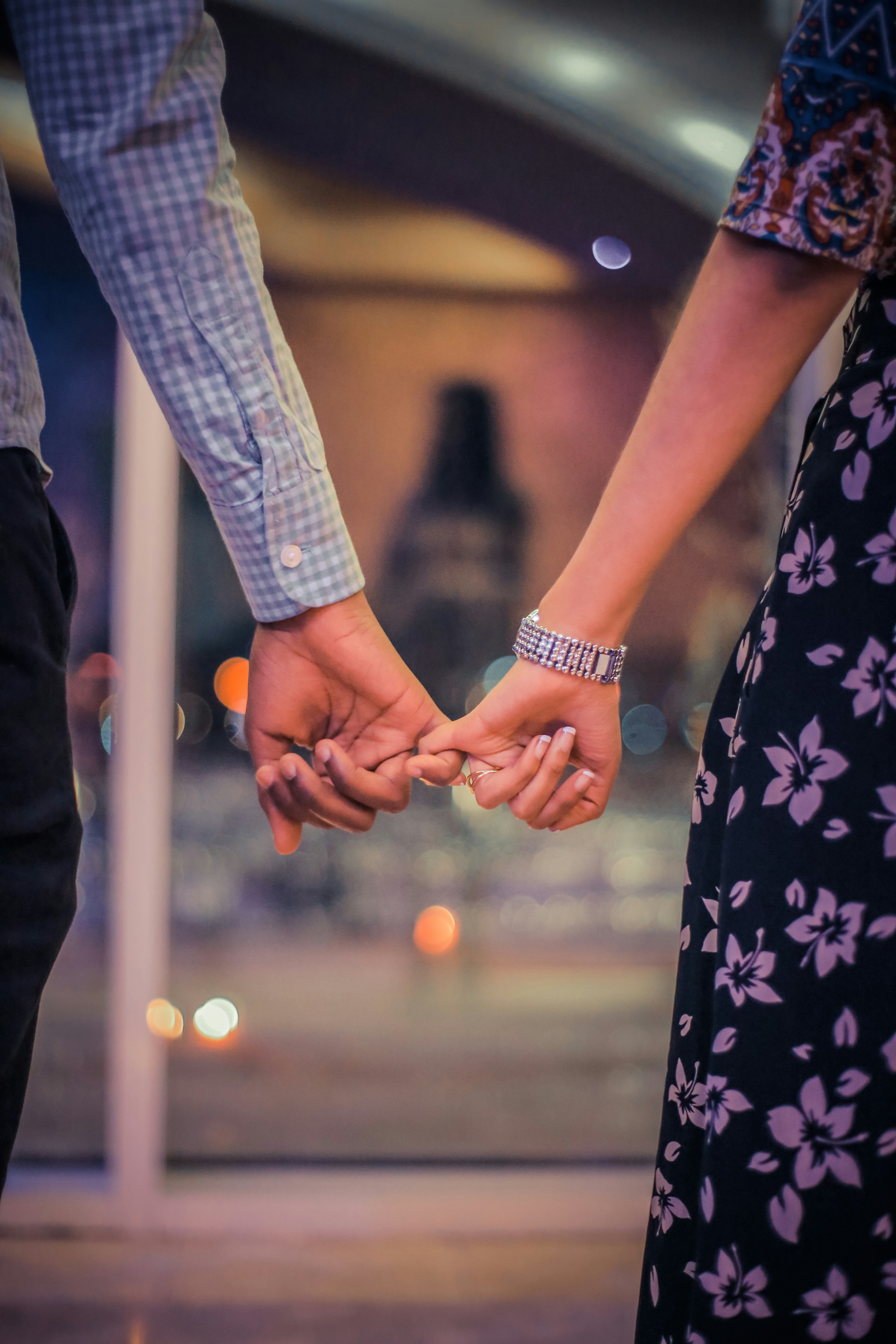 Una pareja tomada de la mano | Fuente: Unsplash