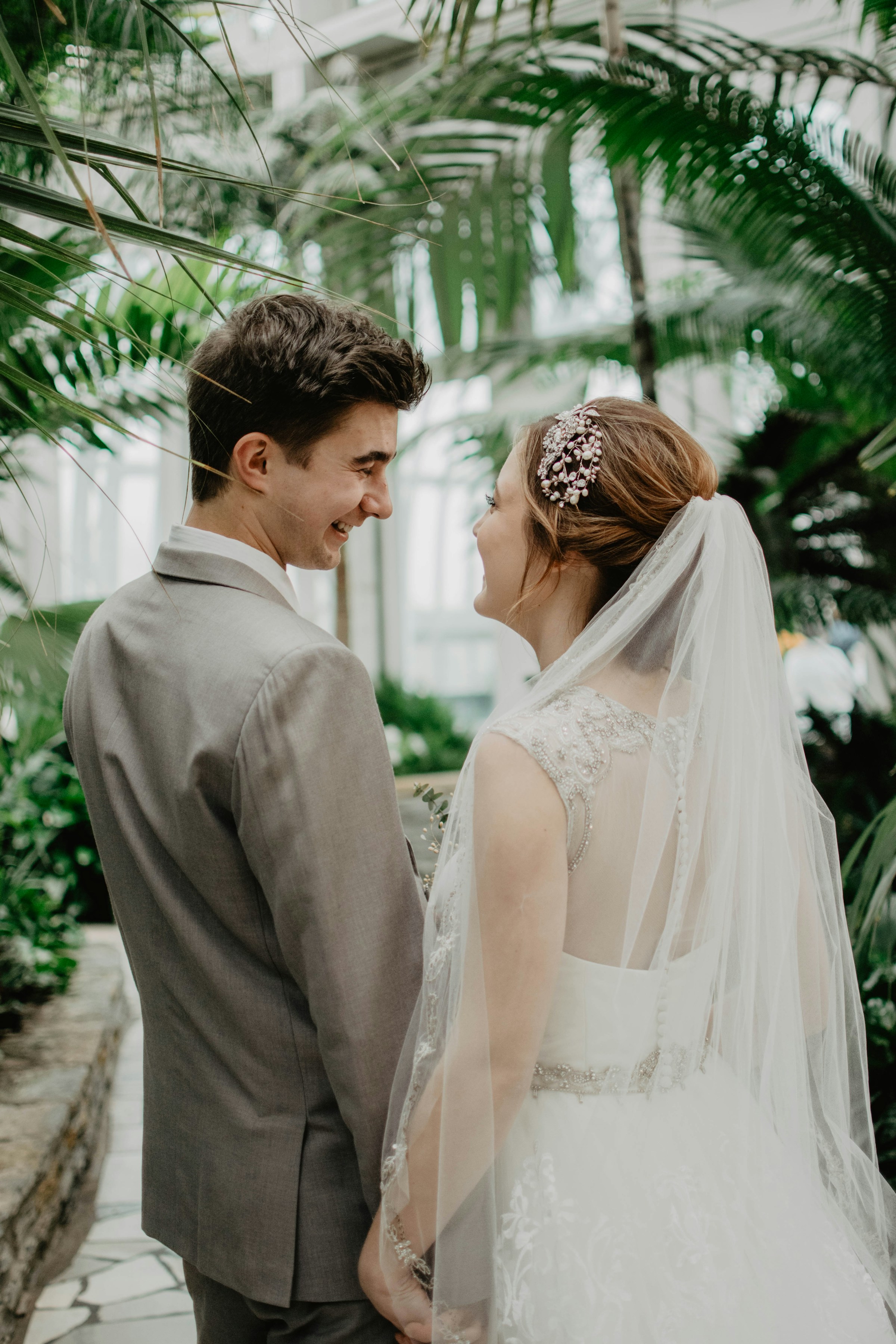 Unos novios mirándose y sonriendo | Fuente: Unsplash