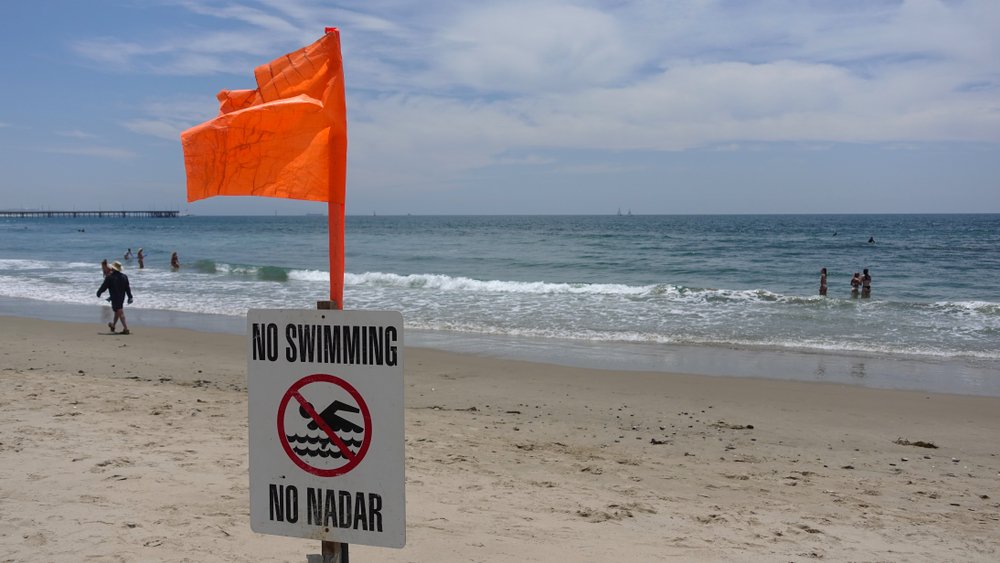 Cartel de advertencia en la playa. | Foto: Shutterstock