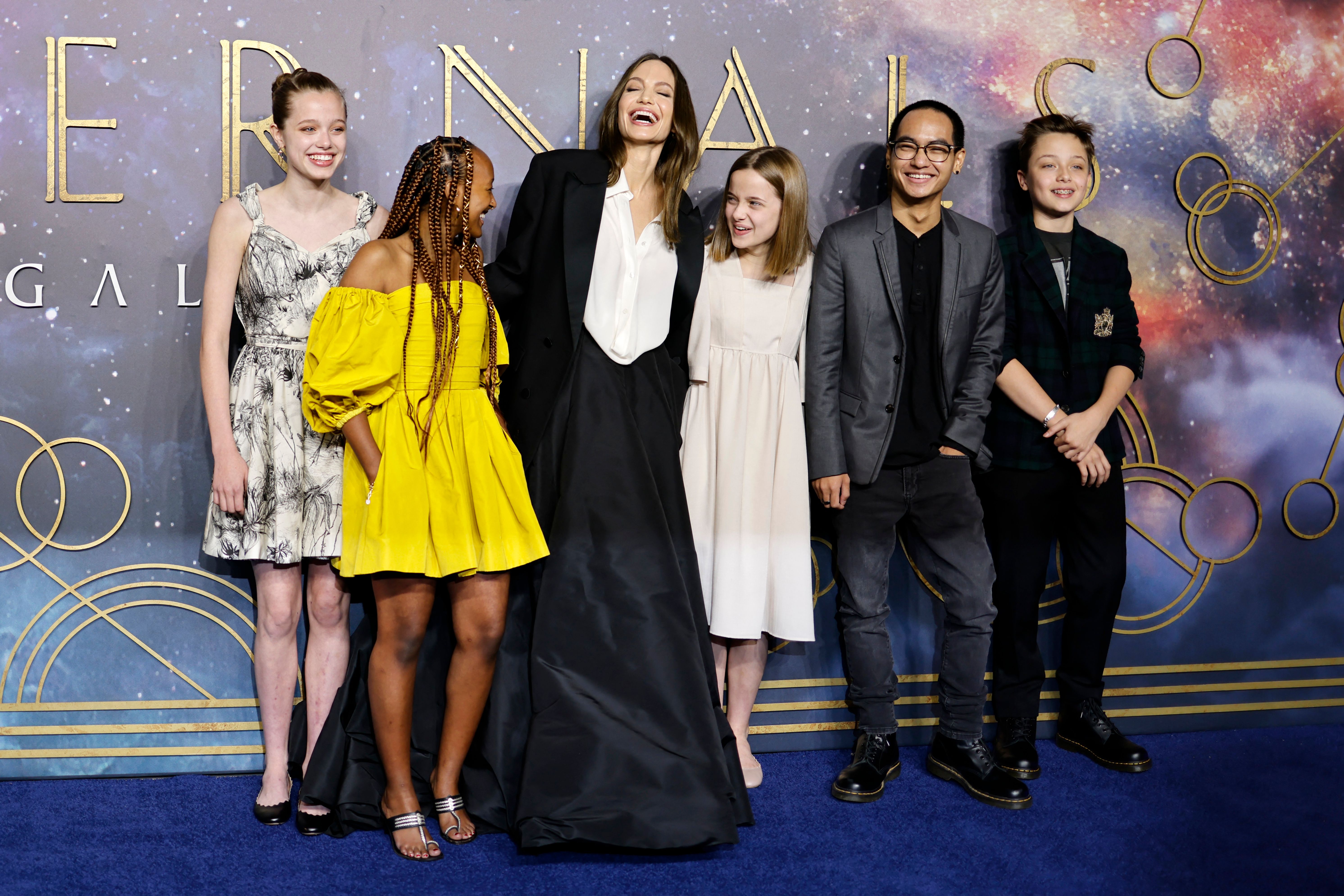 Angelina Jolie con sus hijos Shiloh, Zahara, Vivienne, Maddox y Knox en la proyección de "Eternals" en Londres en 2021 | Fuente: Getty Images