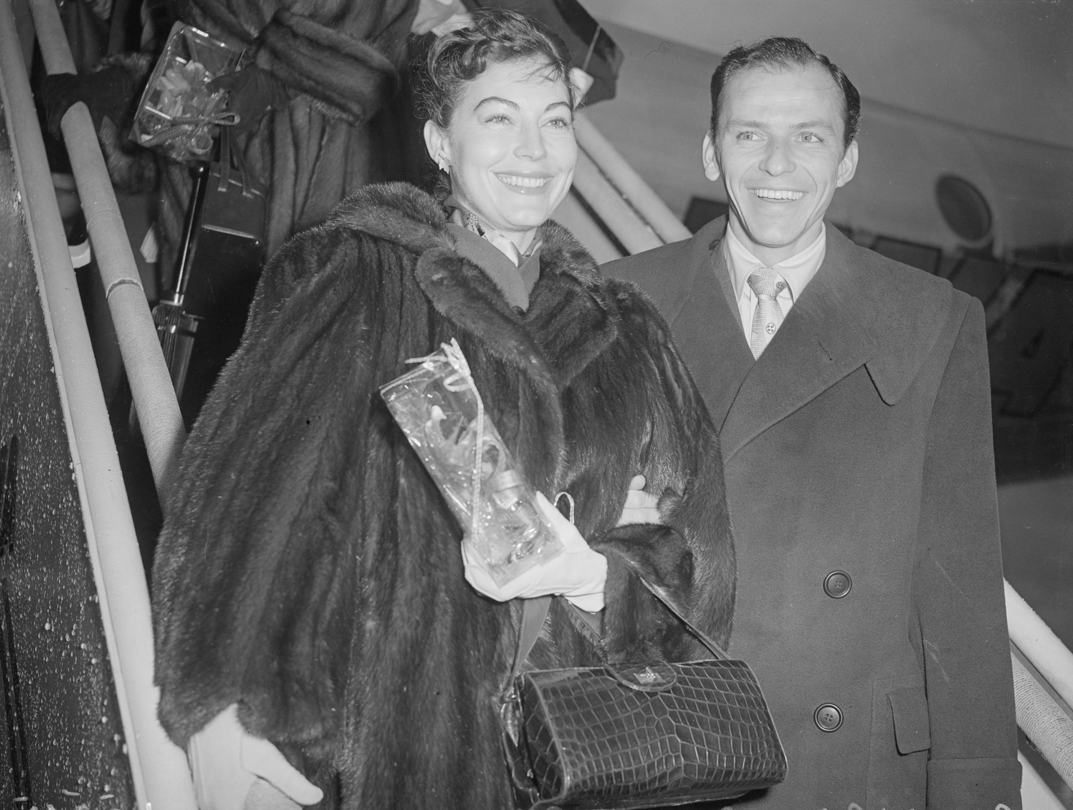 Frank Sinatra  y su esposa, la actriz de cine Ava Gardner en el aeropuerto. | Foto: Getty Images