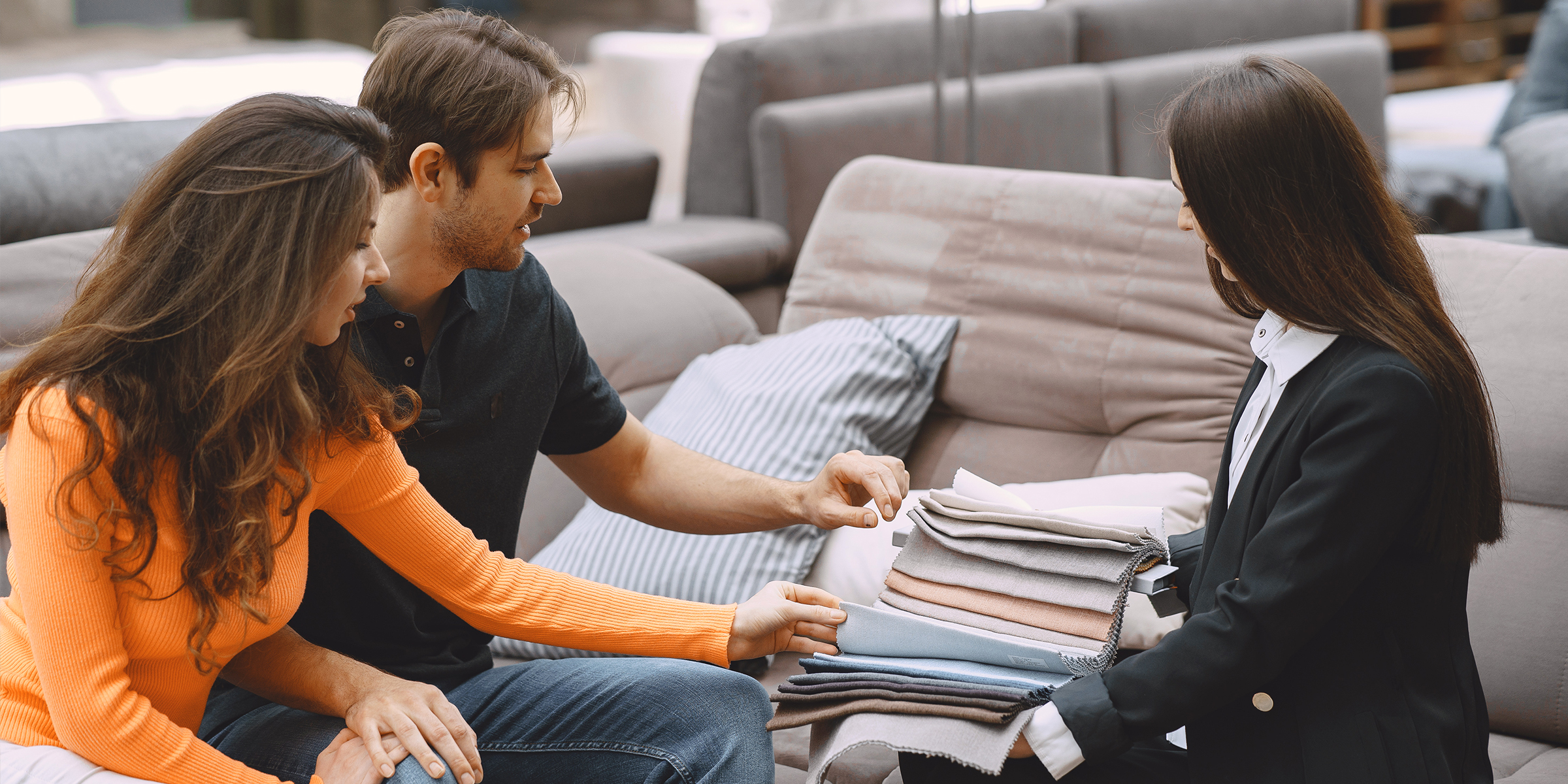 Una pareja mirando muestrarios de muebles | Fuente: Freepik.com/prostooleh