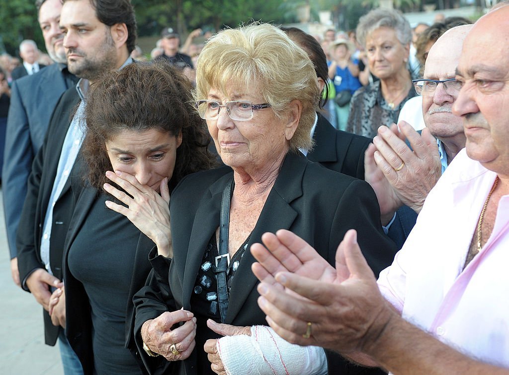 La esposa de Manolo Escobar, Anita Marx, y su hija Vanessa Escobar asisten a su funeral el 25 de octubre de 2013 en Benidorm, España. | Foto: Getty Images