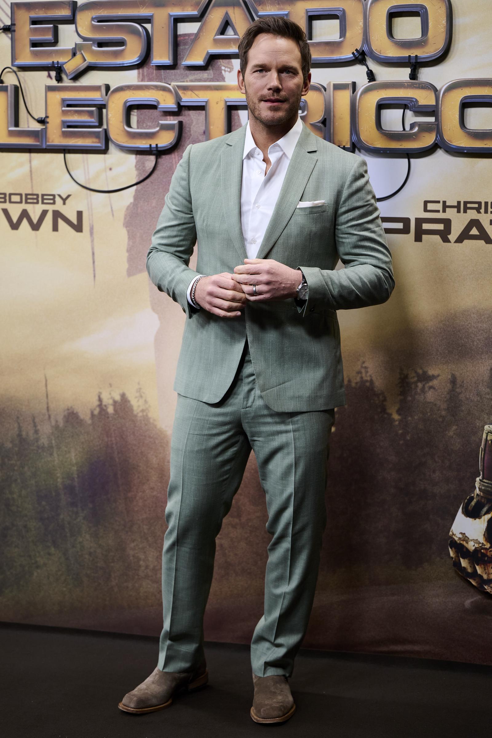 Chris Pratt posando para las fotos en la alfombra roja del estreno de "The Electric State" | Fuente: Getty Images