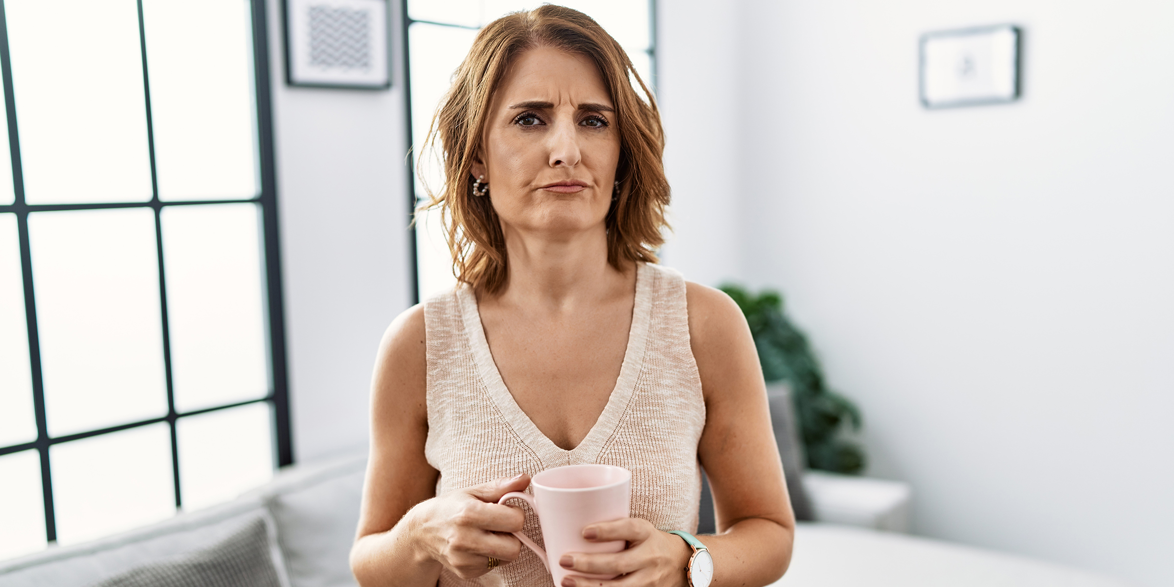 Una mujer bebiendo café | Fuente: Shutterstock