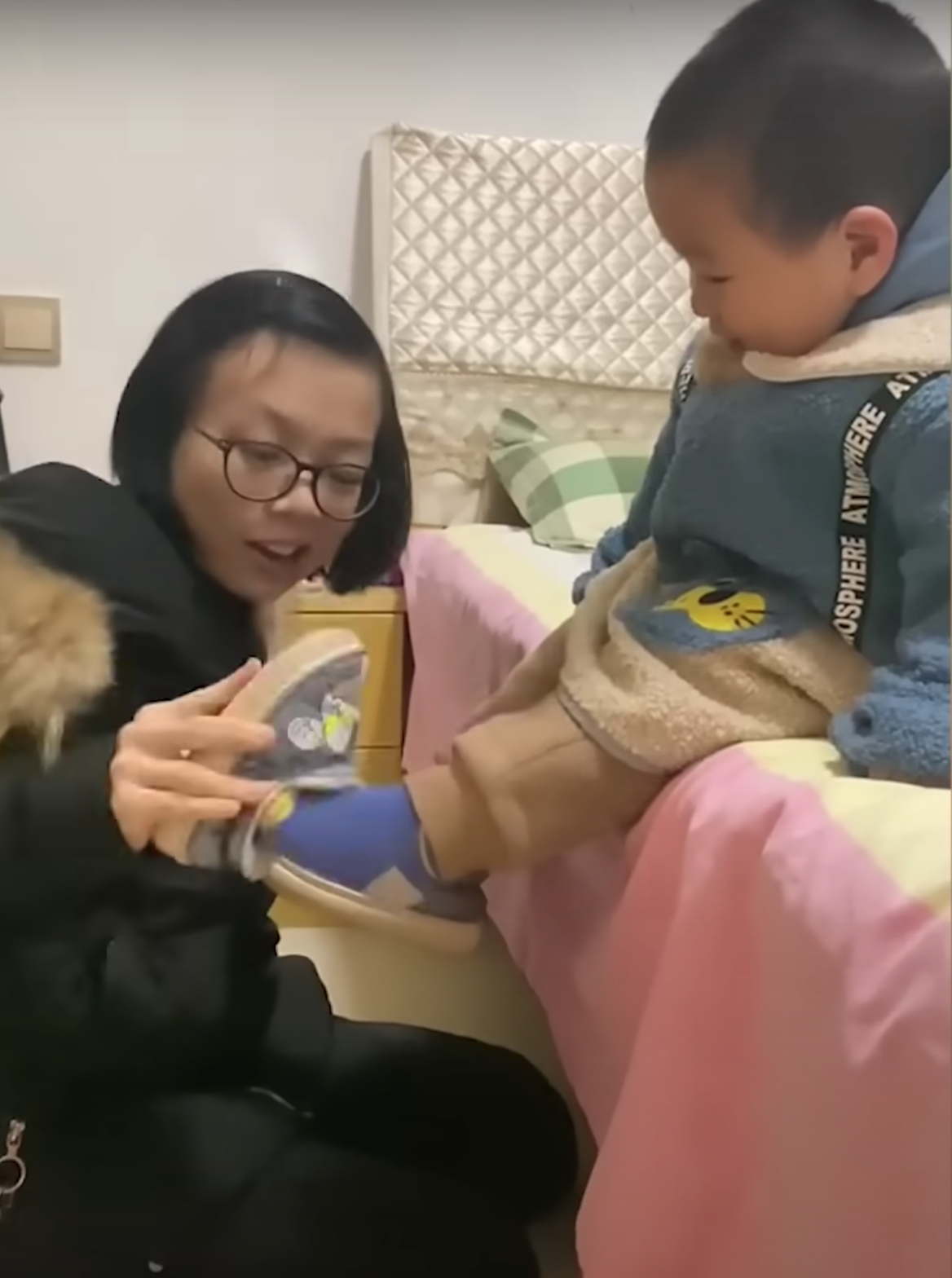 Wang hace todo lo posible por cuidar a su hijo. | Foto: Youtube.com/South China Morning Post