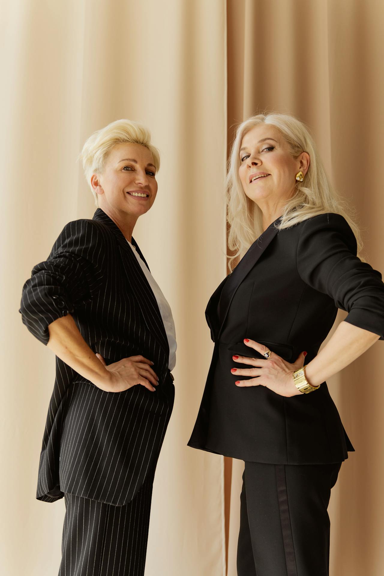 Dos mujeres mayores sonriendo | Fuente: Pexels