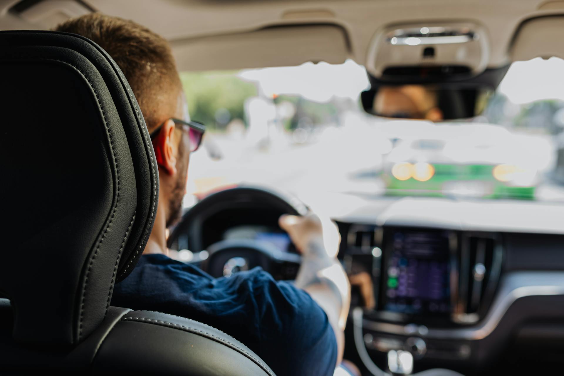 Un hombre conduciendo un Automóvil | Fuente: Pexels