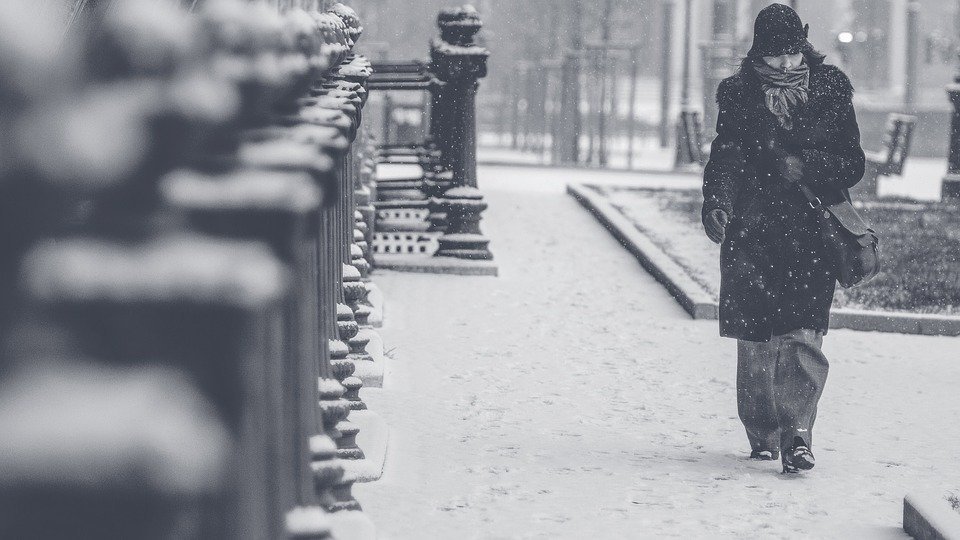Persona caminando en invierno. Imagen tomada de: Pixabay