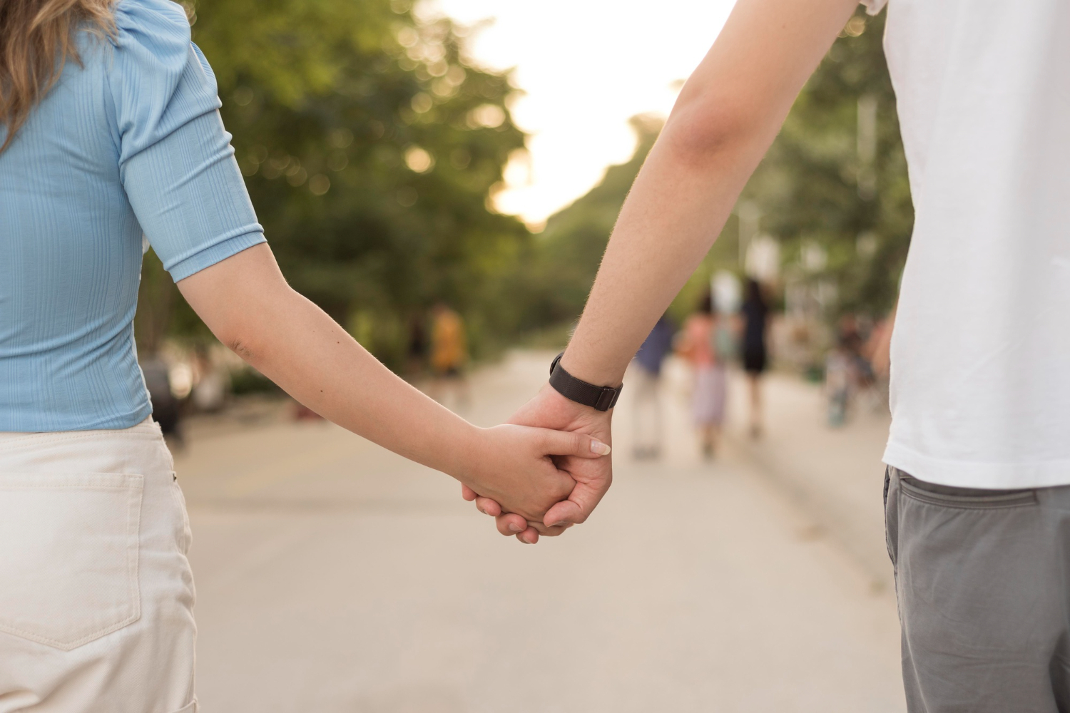 Una pareja caminando de la mano | Fuente: Freepik