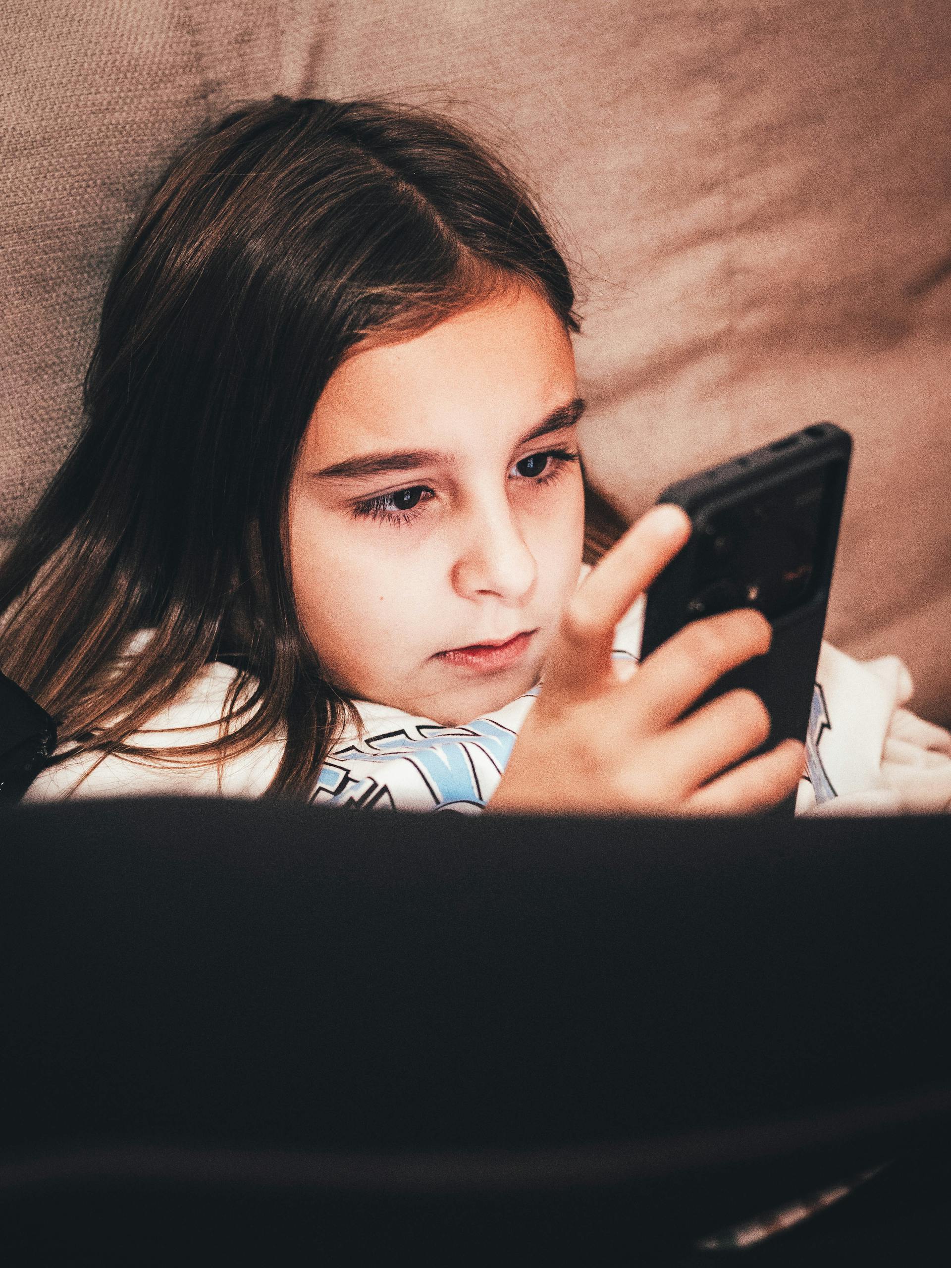 Una joven adolescente mirando su móvil | Fuente: Pexels