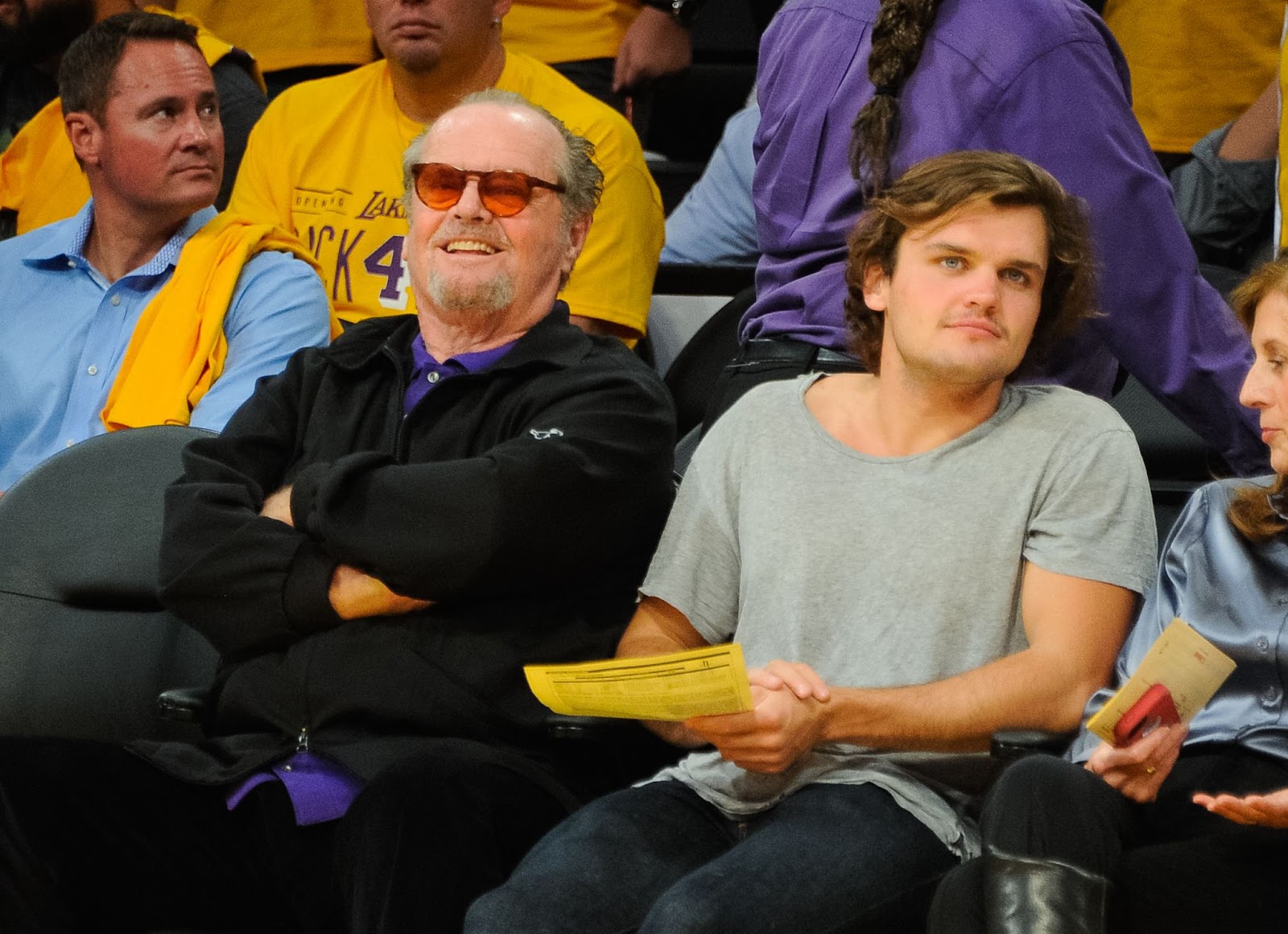 Jack y Ray Nicholson en un partido de baloncesto entre los Houston Rockets y Los Angeles Lakers el 28 de octubre de 2014, en Los Angeles, California | Fuente: Getty Images