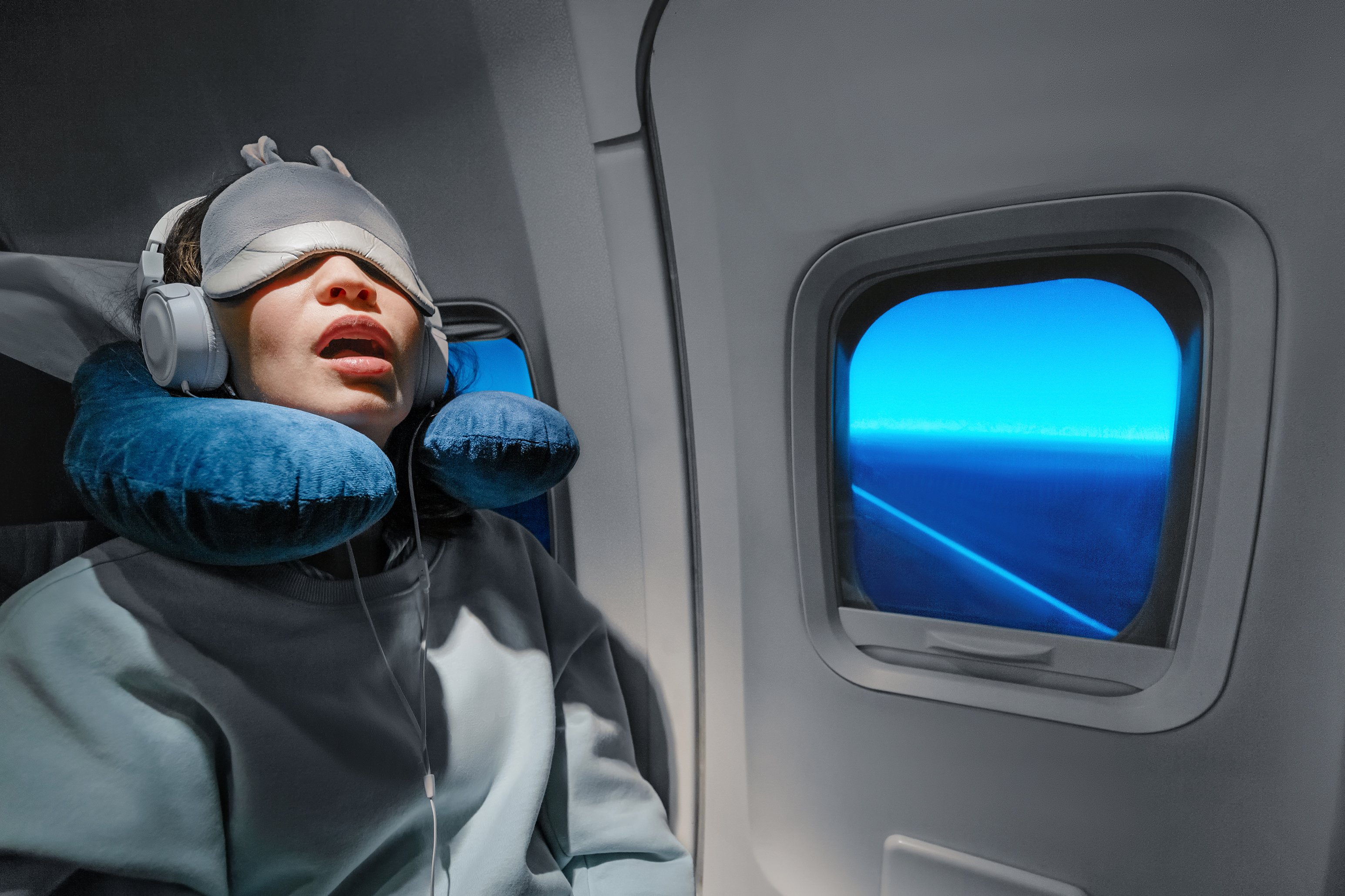 Mujer profundamente dormida en avión. || Fuente: Shutterstock