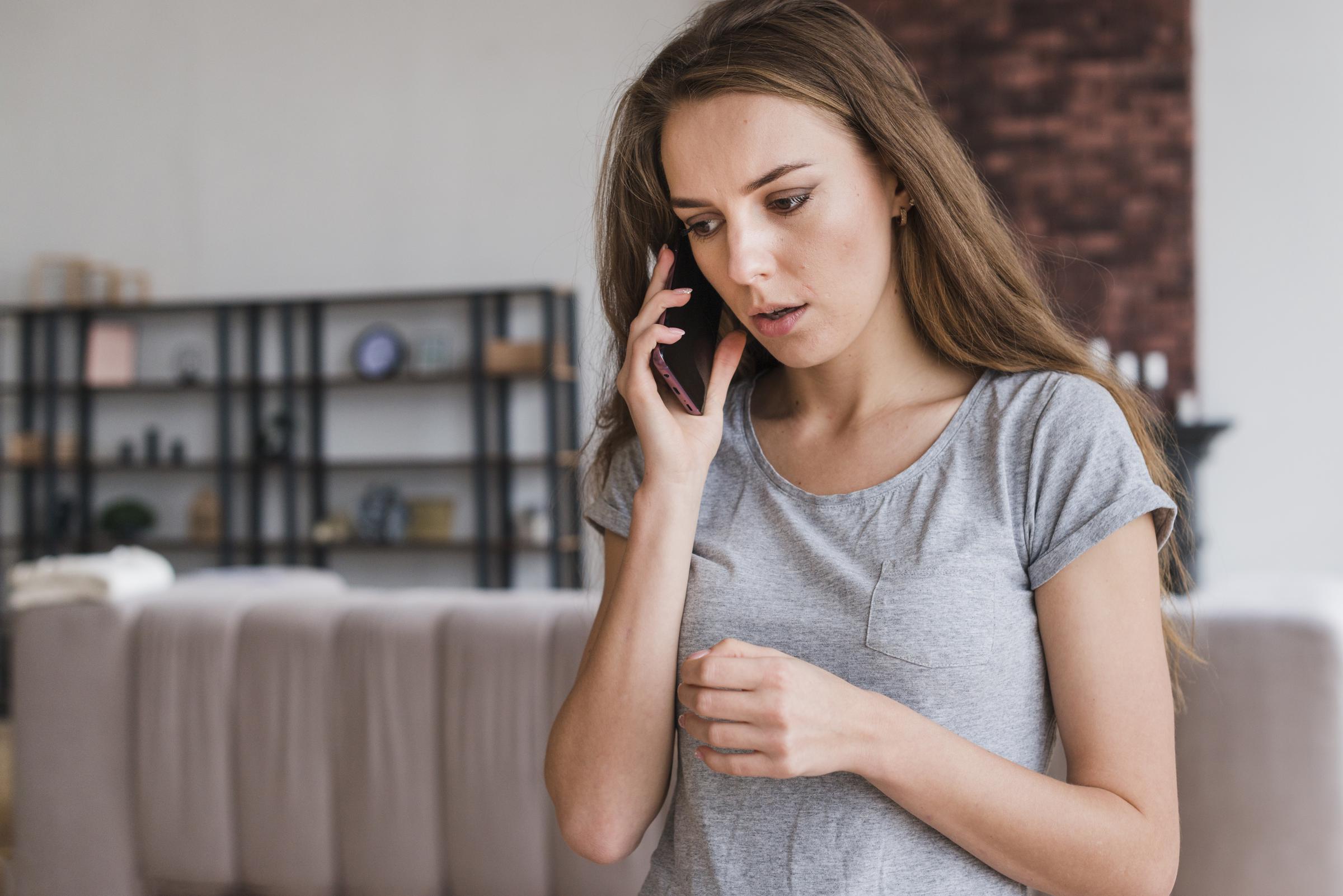 Una mujer discutiendo por teléfono | Fuente: Freepik