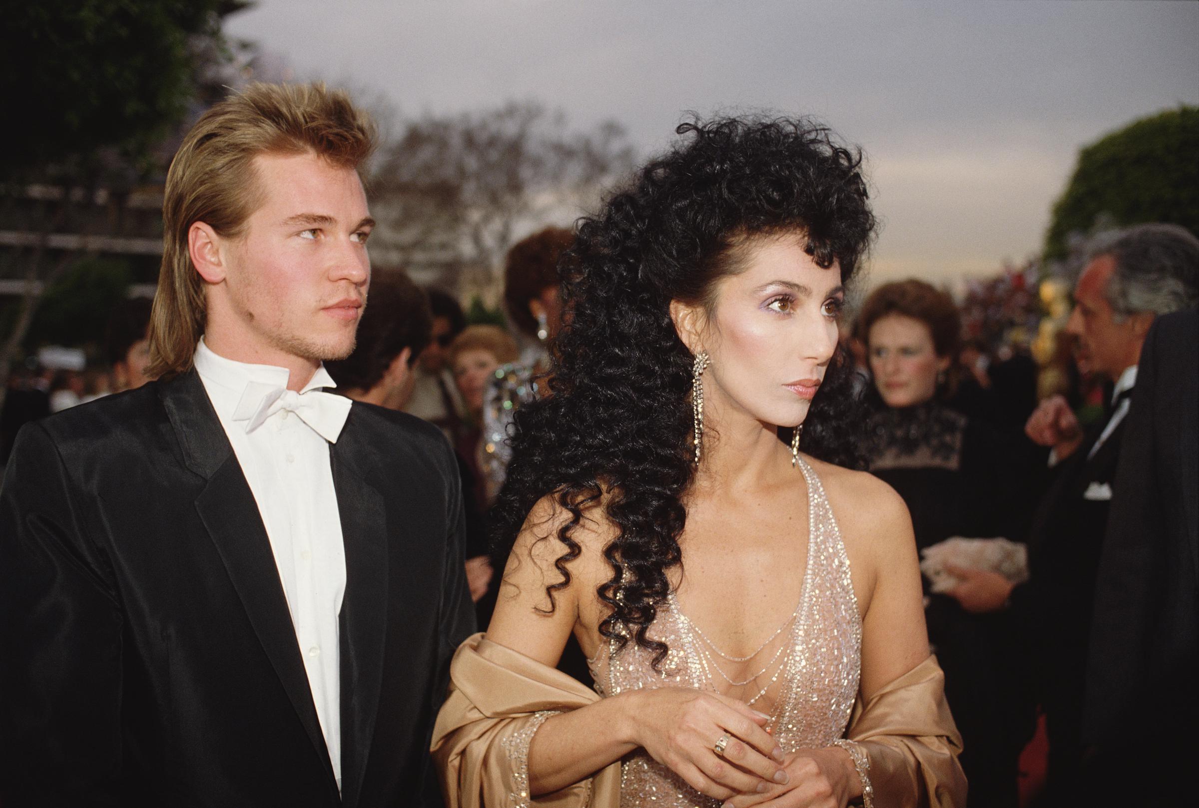 Cher y Val Kilmer llegan a la 56ª edición de los Premios de la Academia en Silkwood, el 9 de abril de 1984 | Fuente: Getty Images