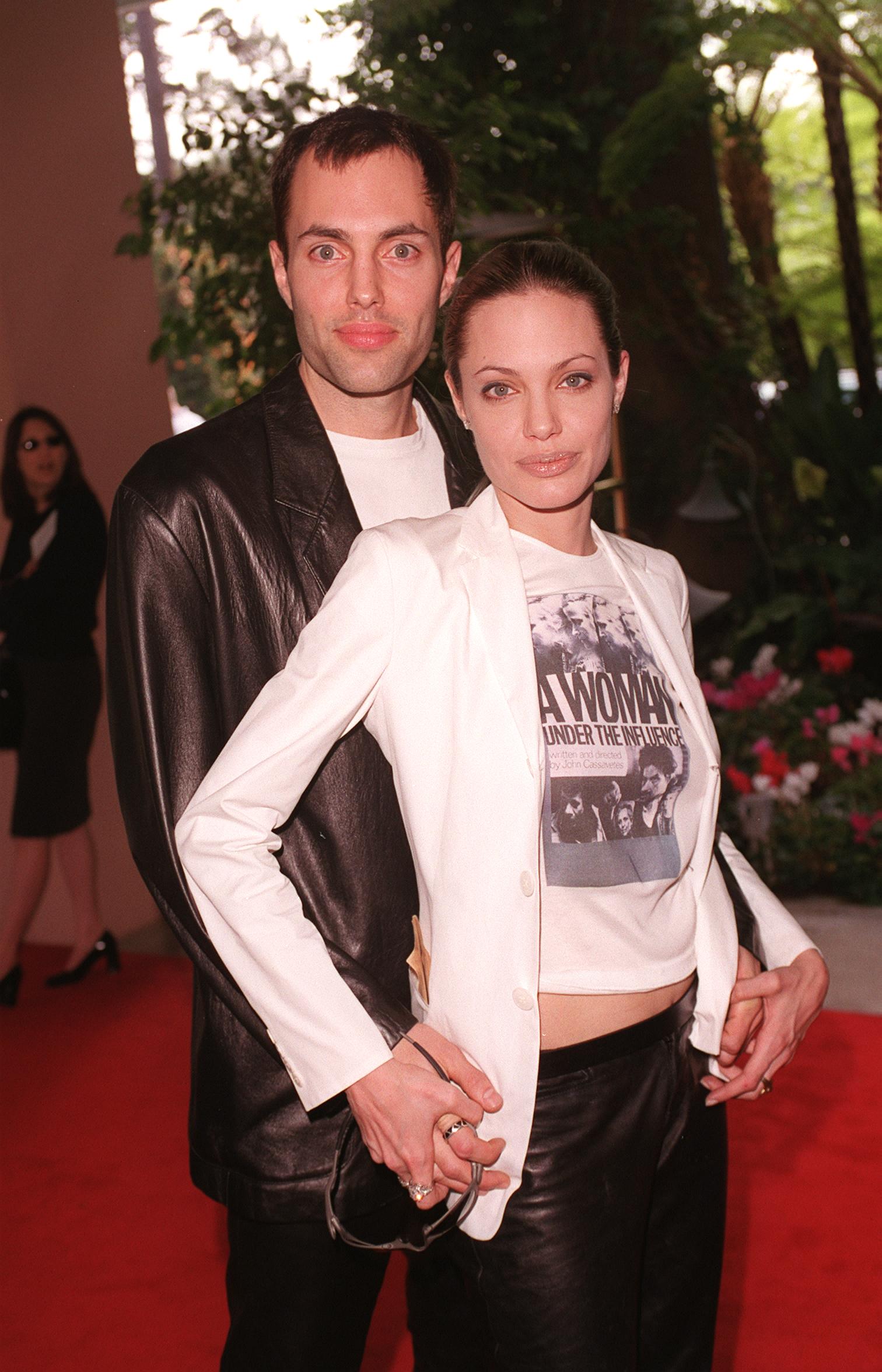 James Haven y Angelina Jolie en la Quinta Ceremonia Anual del Almuerzo de los Premios de la Asociación de Críticos de Cine (BFCA) el 24 de enero de 2000, en Beverly Hills, California. | Fuente: Getty Images