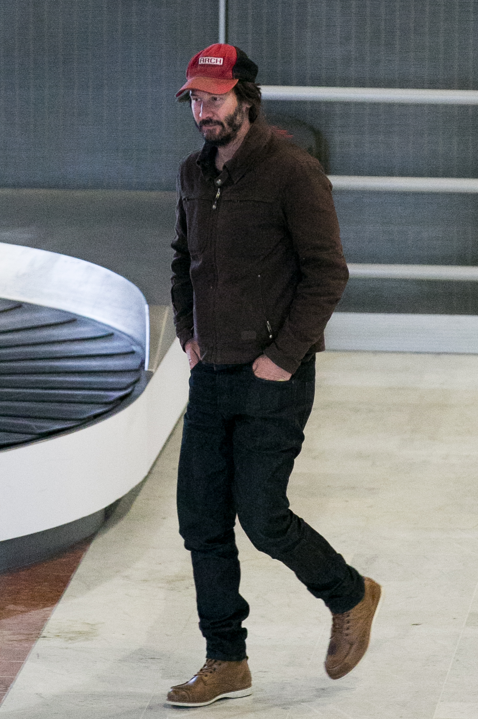 El actor Keanu Reeves llega al aeropuerto Charles-de-Gaulle el 16 de junio de 2016 en París, Francia. | Foto: Getty Images