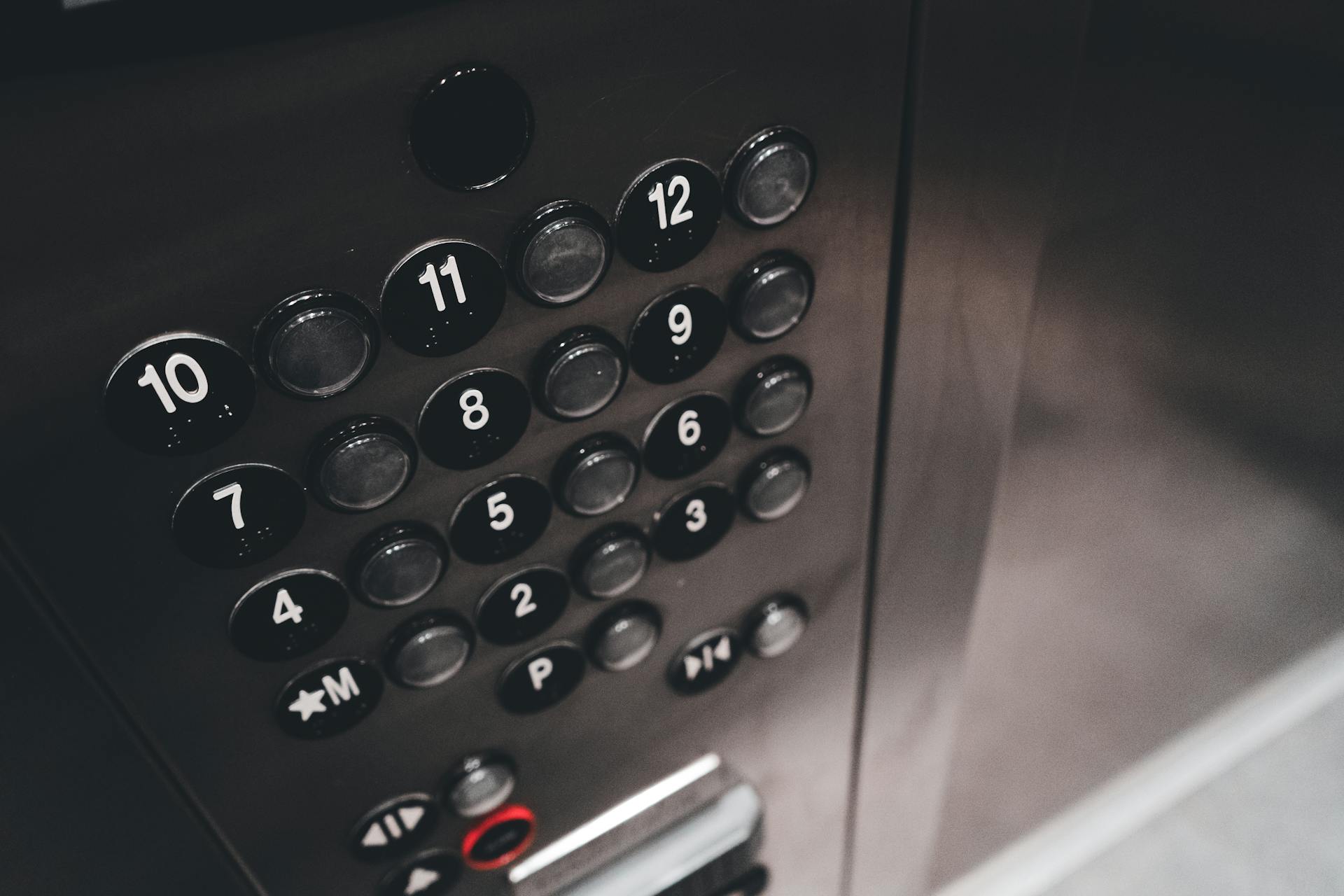 Panel de control de un ascensor | Fuente: Pexels