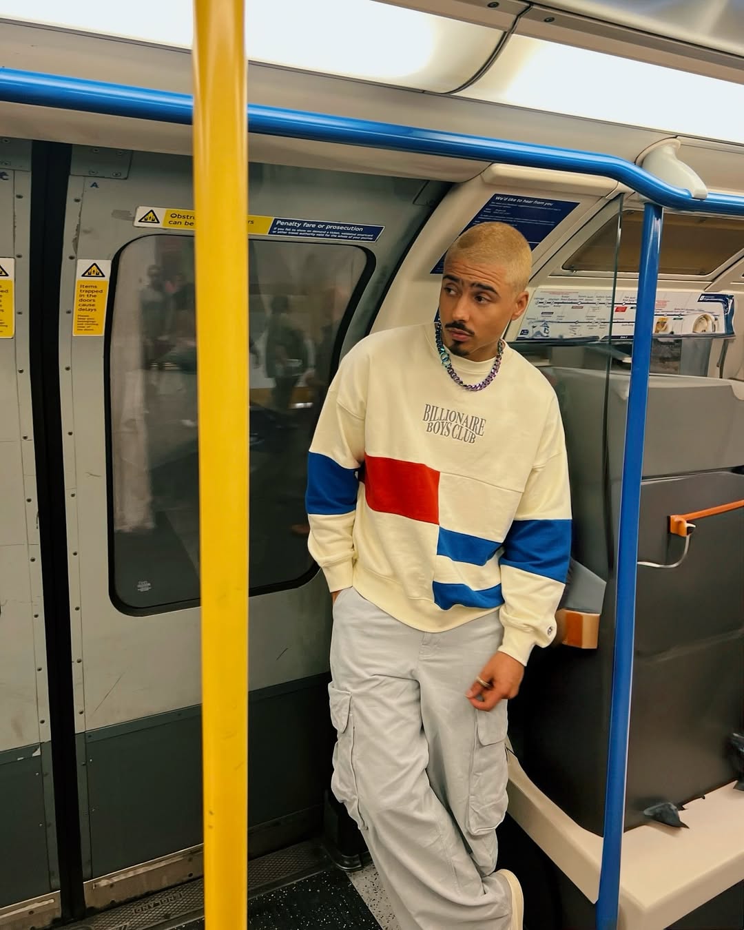 Quincy Brown fotografiado en un tren del metro, en febrero de 2025 | Fuente: Instagram/quincy