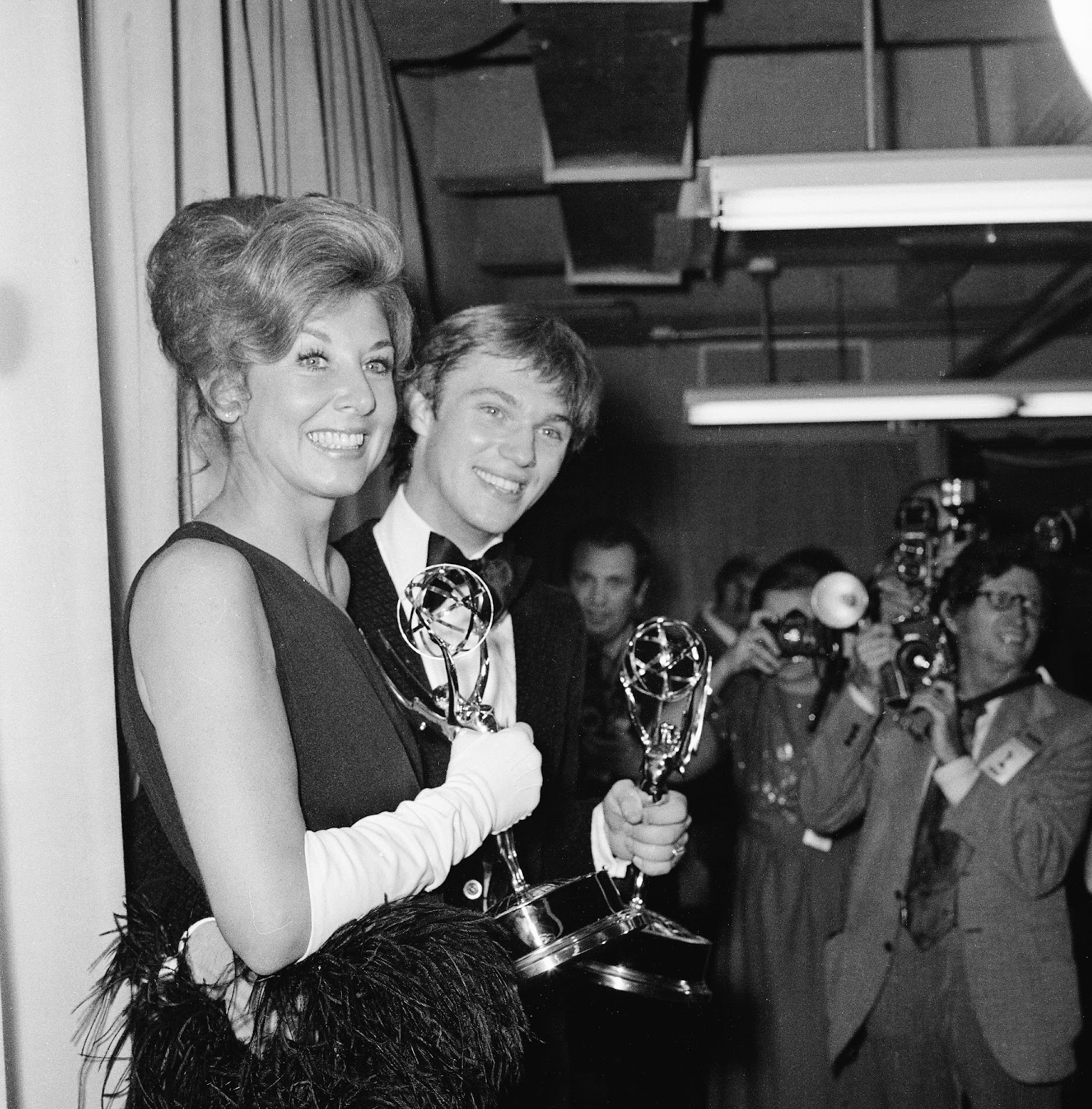 Michael Learned y Richard Thomas fotografiados sosteniendo sus premios Emmy a la Mejor Interpretación Continuada en un Papel Protagonista el 20 de mayo de 1973 | Fuente: Getty Images