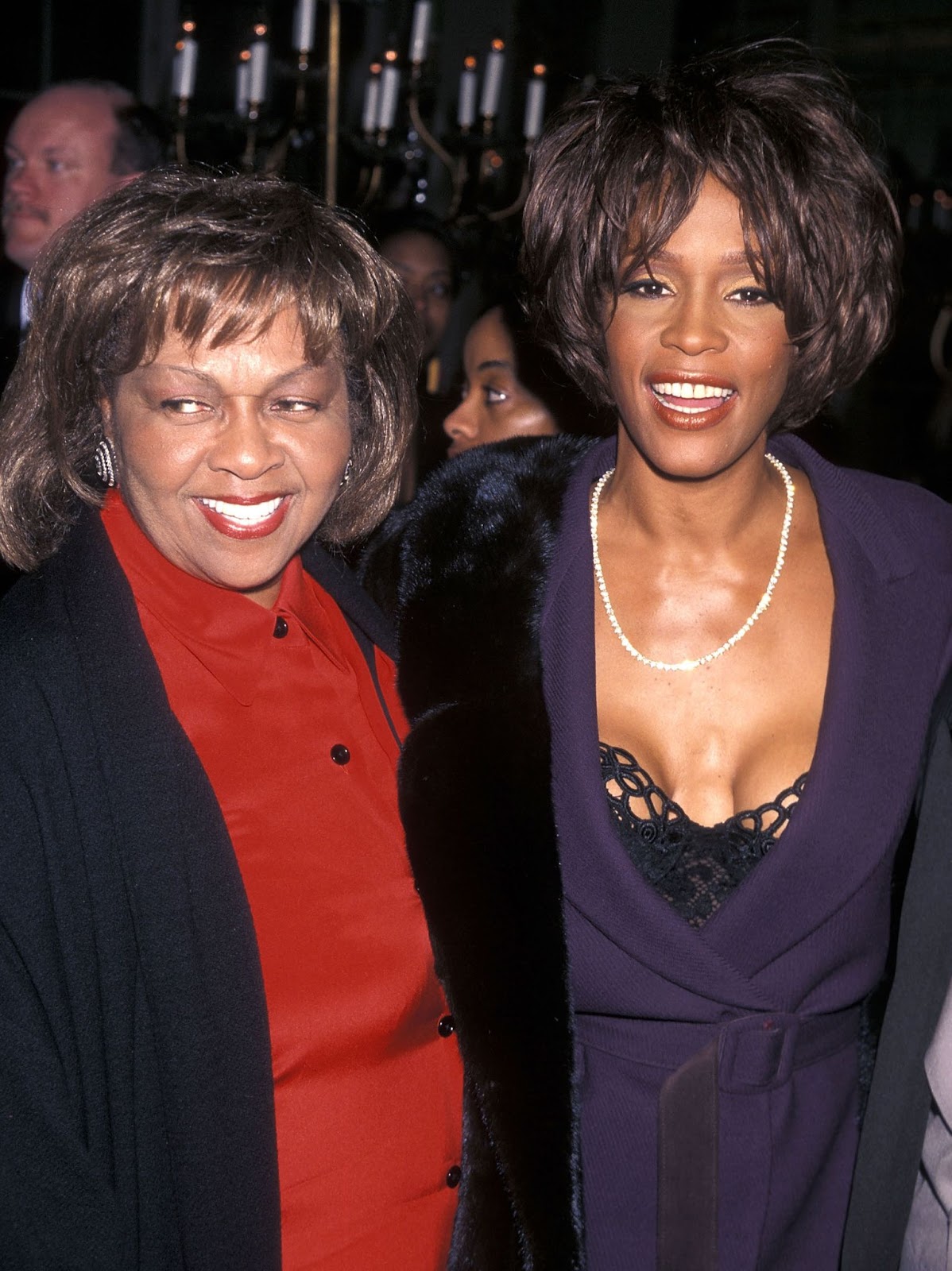 Cissy y Whitney Houston en la fiesta previa a la 40ª edición de los Premios Grammy, el 24 de febrero de 1998, en Nueva York | Fuente: Getty Images