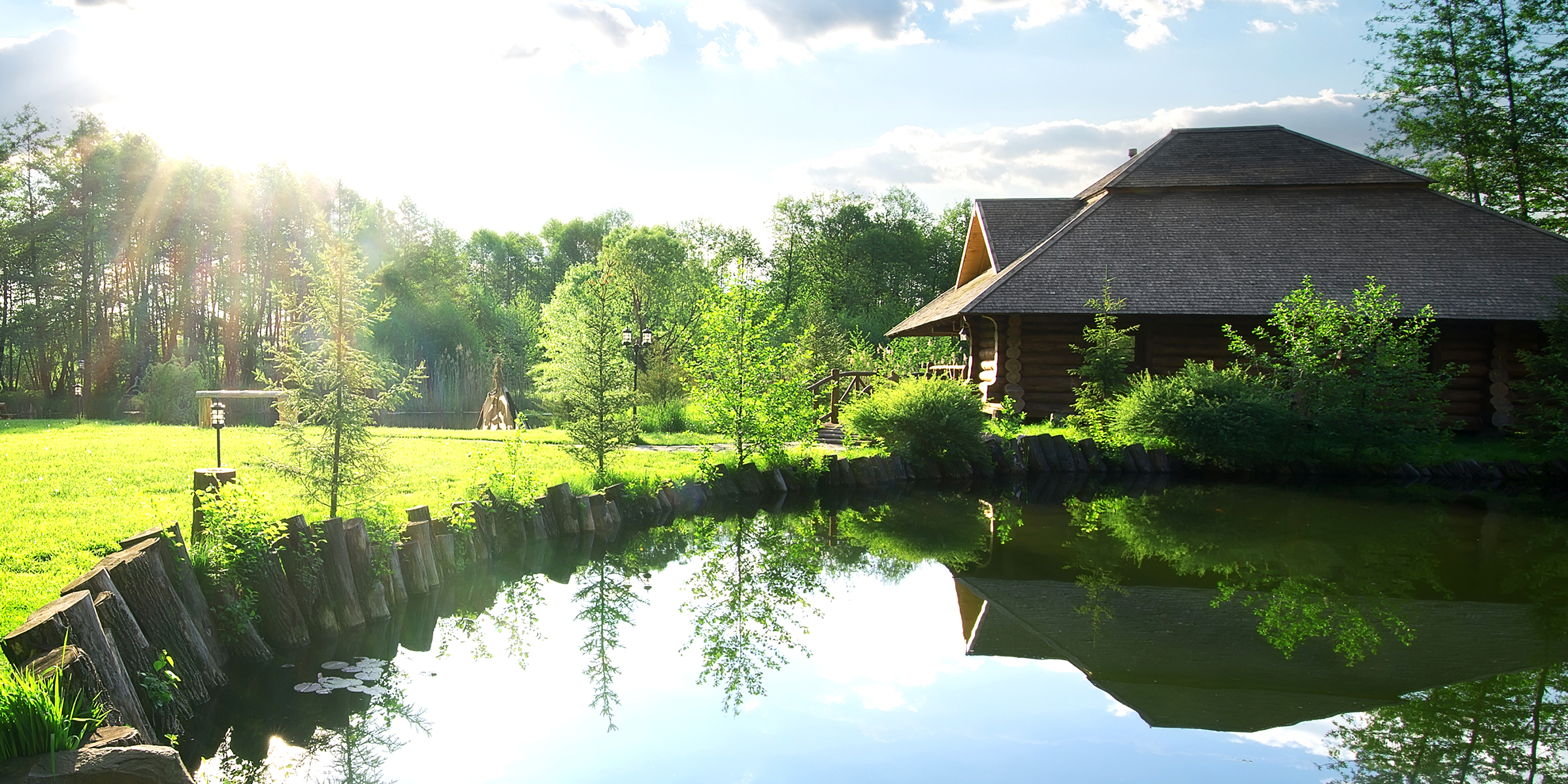 Una casa con un estanque | Fuente: Shutterstock