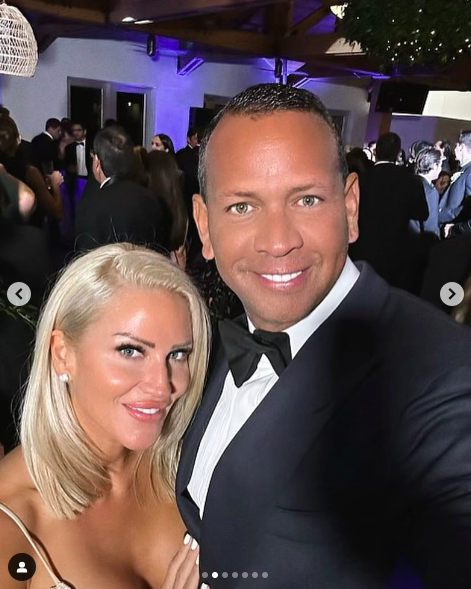 Jaclyn Cordeiro y Alex Rodriguez posando para una foto, publicada el 14 de febrero de 2024 | Fuente: Instagram/arod y jac_lynfit